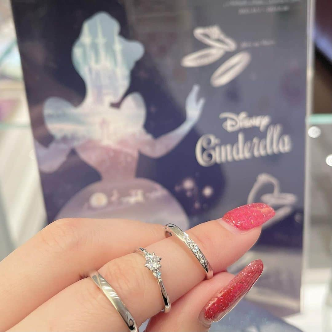 garden(ガーデン)本店のインスタグラム：「ディズニー好きさん必見！毎年人気の“Disney Cinderella”から新作登場💍✨  シンデレラのブルーのドレスを模したブルーダイヤが可愛いデザイン“Coming to you”  婚約指輪はなんと！横から見たらカボチャの馬車のデザインに🎃🩵  #ディズニー #シンデレラ #ディズニー結婚指輪 #シンデレラ結婚指輪 #結婚指輪 #婚約指輪 #プロポーズ #ディズニープロポーズ #ディズニー好きな人と繋がりたい」