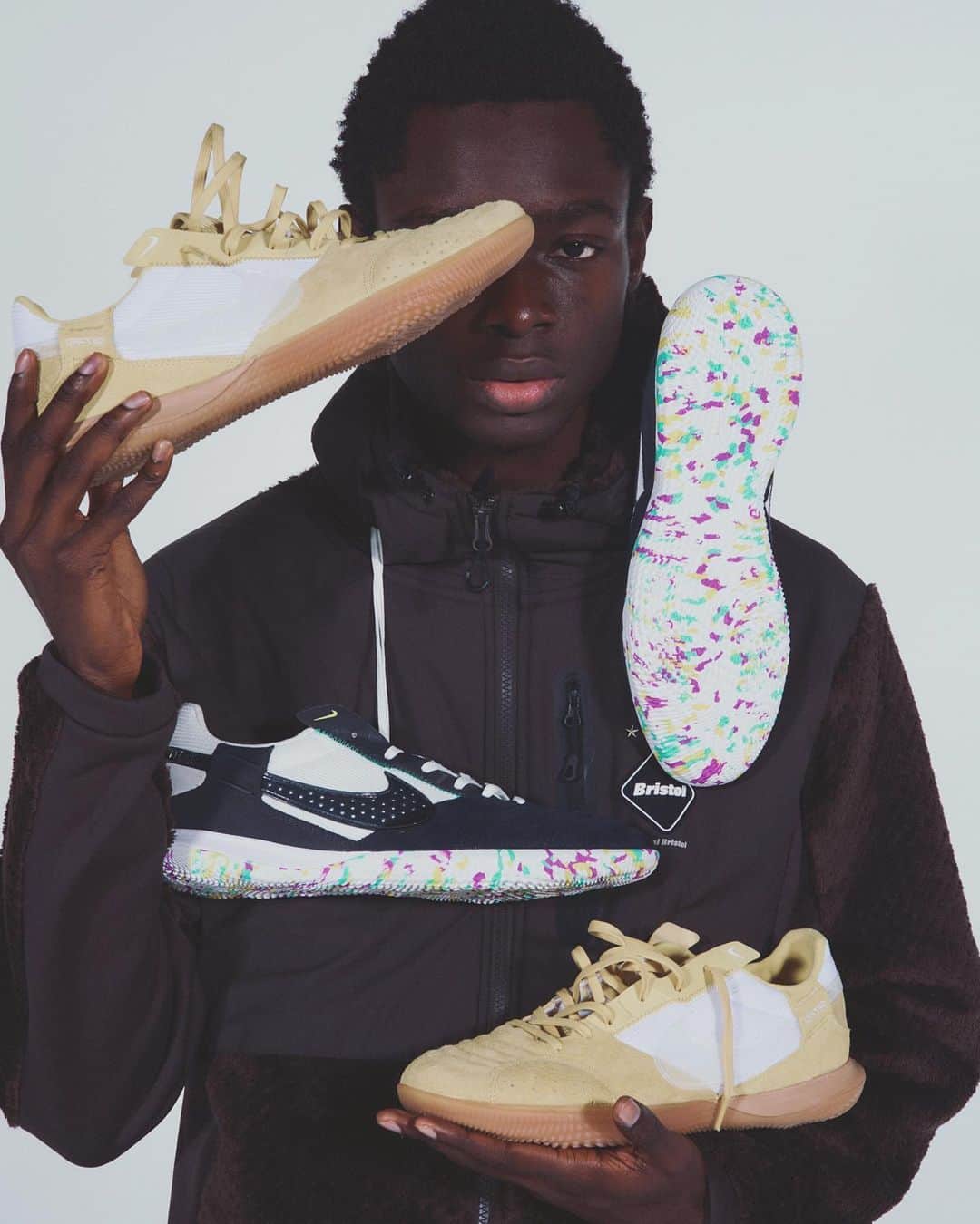 ソフのインスタグラム：「NEW RELEASE on OCTOBER 20 (FRI) ⠀ ・NIKE STREETGATO : ￥10,450 (TAX INC) ⠀ ナイキが誇るフットサルシューズ、ストリートガトの最新カラーが登場。 ⠀ ブラック＆ホワイトとゴールド＆ホワイトを基調とするモデルはアッパーにスウェードを採用し、確かなグリップ力を備えたアウトソールがあらゆる場面でしっかりとトラクションを発揮。 ⠀ 随所にアクションを妨げないアレンジが施され、コートはもちろん、ストリートでのプレーにも対応する仕上がり。スタイリッシュなデザインはデイリーユースにも最適です。 ⠀ 10/20(金)よりSOPH.shopにて、同日正午よりSOPH. ONLINE STOREにて発売。 ⠀ *入荷状況、販売方法は店舗によって異なりますので、詳細は各店舗までお問い合わせください。 *SOPH.shopでの通販につきましては、10/21(土)からとなります。 ⠀ The latest colors of Nike's futsal shoe, Streetgato, will be available soon. ⠀ The black-and-white and gold-and-white model features a suede upper and a sure-grip outsole for solid traction in all situations. ⠀ The shoe is designed to be worn on the court as well as on the street, with a variety of arrangements to keep the action moving. The stylish design is perfect for daily use. ⠀ Available at SOPH.shops from 10/20(Fri), and SOPH. ONLINE STORE from 12:00pm(JST) on the same day. ⠀ *Please contact each store for details as the availability and sales method differ depending on the store. *As for the mail order at SOPH.shops, it starts from 10/21(Sat). ⠀ www.soph.net . #NIKE @nike @niketokyo @nikefootball」