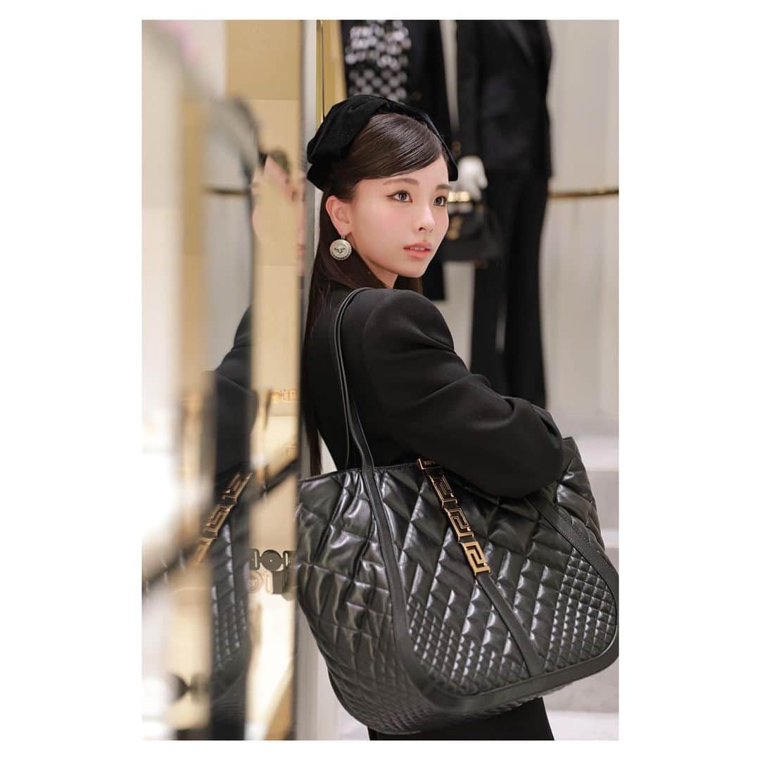 のインスタグラム：「． 。 ⚜️VERSACE ICONs EVENT &1st Anniversary of GINZA FLAGSHIP⚜️ ． 1周年を迎えたVERSACEのフラッグシップストアへ行って参りました。 ． シックでエレガンスなVERSACEの新たな魅力を感じられるコレクションになっていると思います🖤 ． 一年前とはガラリと変化した 今回のスタイリングもとってもお気に入りです…♡ ． #PR #VersaceGrecaGoddess @versace」