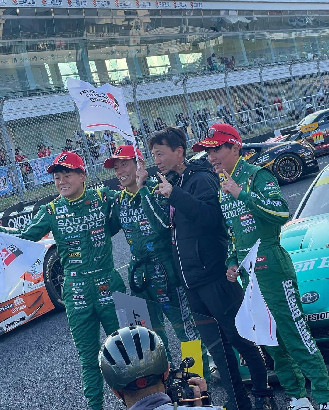 有栖未桜さんのインスタグラム写真 - (有栖未桜Instagram)「SUPERGT Rd.7 オートポリス🏎🏁 ⁡ 52号車は激戦の結果 なんと優勝…！！！！🏆✨✨ 見事2連勝を飾りました！！！！🥹💚💚 ゴールした瞬間めっちゃ泣いたし みさに抱きついた瞬間勢いよすぎて 帽子がとれた。。😇😇😇wwwwww 笑顔の表彰台が見れて幸せでした😭💚💚💚 ⁡ ⁡ 今回レース中はずっと接戦を繰り広げ 最初から最後まで手に汗を握るレースでしたね。。💦 見事な追い上げをみせた川合選手 1位を死守し続けた吉田選手 ほんとにかっこよかったです😭✨✨ ⁡ 今回の結果で52号車は シリーズランキング1位を守り シリーズチャンピオンに王手がかかってます！！ ⁡ 最終戦茂木ではこのままチャンピオンをとれるよう 私たちも最後まで応援します🫶💚💚 次で最終戦ということでとても寂しいですが。。 最後まで一緒に楽しみましょう！！！！\(˙꒳˙ )/ ⁡ 最終戦も熱い応援よろしくお願いします💚 2日間たくさんの応援 ありがとうございました☺️✨ ⁡ ⁡ ⁡ #supergt #埼玉トヨペットgreenbrave #greenbrave #埼玉トヨペットサポーターズ2023  #レースクイーン #rq #コスプレイヤー #ショートカッ党 #ポートレートモデル #有栖未桜 #みおるー沼 #followme」10月16日 11時53分 - miiion_official