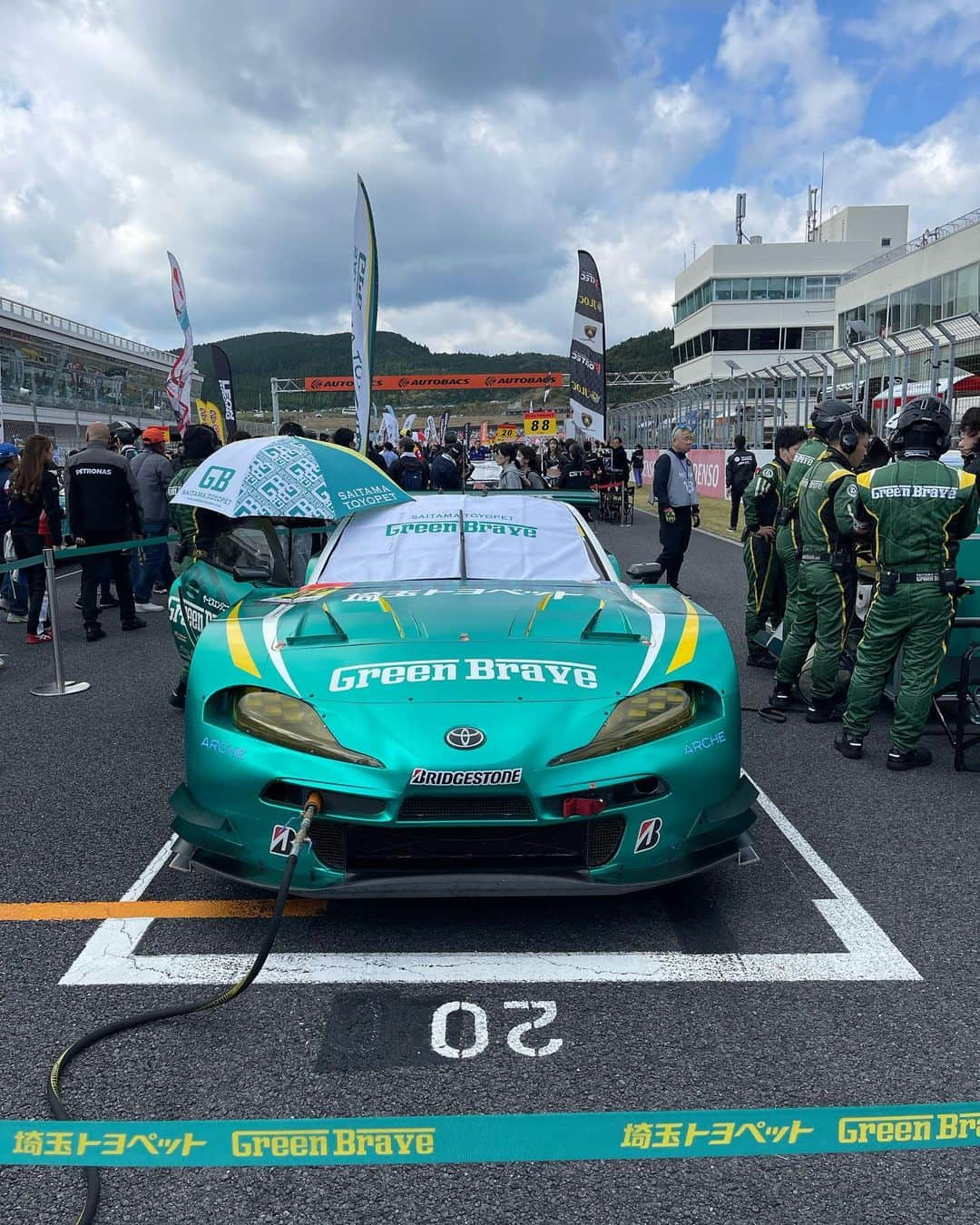 有栖未桜さんのインスタグラム写真 - (有栖未桜Instagram)「SUPERGT Rd.7 オートポリス🏎🏁 ⁡ 52号車は激戦の結果 なんと優勝…！！！！🏆✨✨ 見事2連勝を飾りました！！！！🥹💚💚 ゴールした瞬間めっちゃ泣いたし みさに抱きついた瞬間勢いよすぎて 帽子がとれた。。😇😇😇wwwwww 笑顔の表彰台が見れて幸せでした😭💚💚💚 ⁡ ⁡ 今回レース中はずっと接戦を繰り広げ 最初から最後まで手に汗を握るレースでしたね。。💦 見事な追い上げをみせた川合選手 1位を死守し続けた吉田選手 ほんとにかっこよかったです😭✨✨ ⁡ 今回の結果で52号車は シリーズランキング1位を守り シリーズチャンピオンに王手がかかってます！！ ⁡ 最終戦茂木ではこのままチャンピオンをとれるよう 私たちも最後まで応援します🫶💚💚 次で最終戦ということでとても寂しいですが。。 最後まで一緒に楽しみましょう！！！！\(˙꒳˙ )/ ⁡ 最終戦も熱い応援よろしくお願いします💚 2日間たくさんの応援 ありがとうございました☺️✨ ⁡ ⁡ ⁡ #supergt #埼玉トヨペットgreenbrave #greenbrave #埼玉トヨペットサポーターズ2023  #レースクイーン #rq #コスプレイヤー #ショートカッ党 #ポートレートモデル #有栖未桜 #みおるー沼 #followme」10月16日 11時53分 - miiion_official