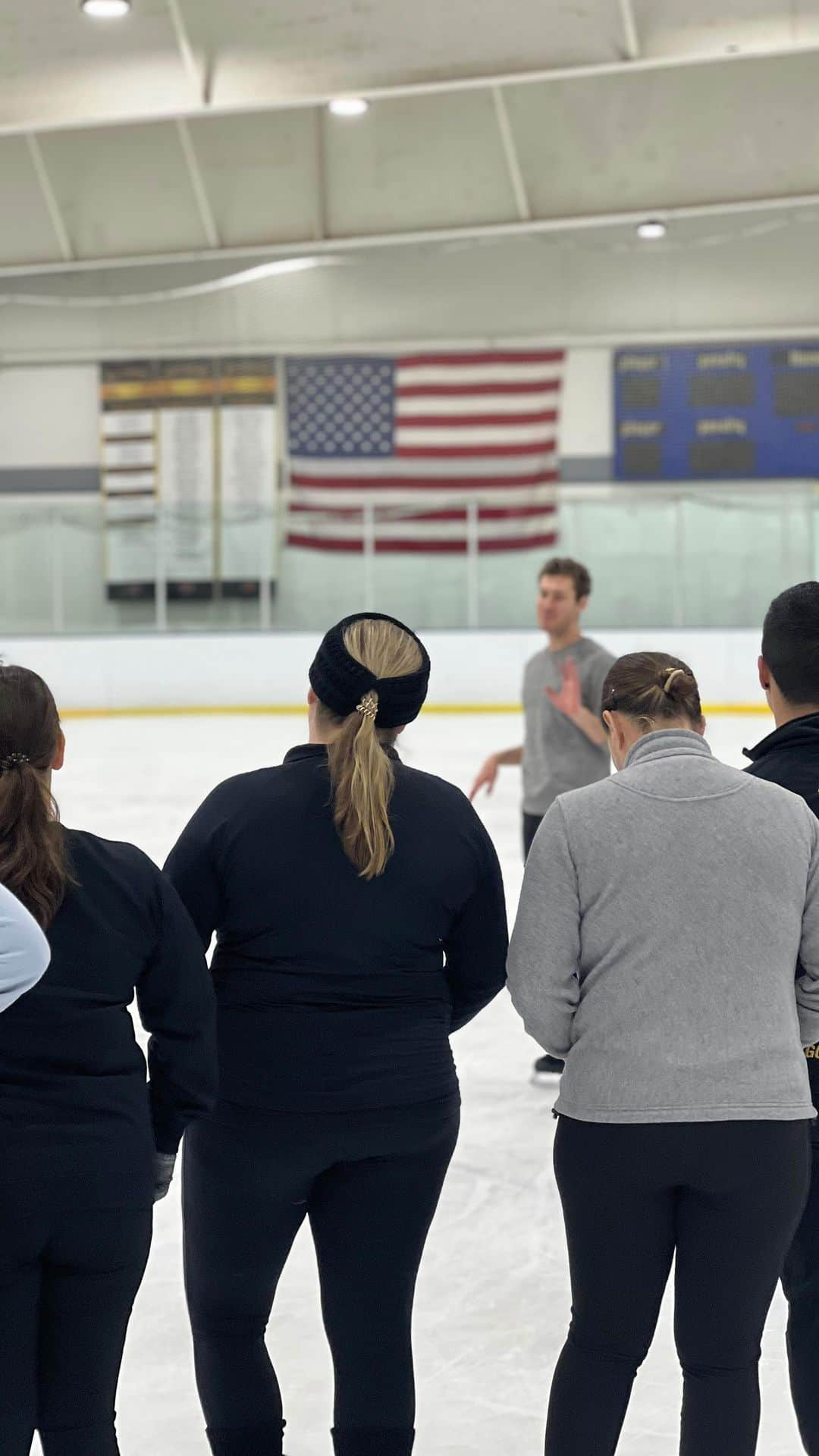 ジェイソン・ブラウンのインスタグラム：「Adult Pop Up Edge Class! 🤍⛸️  Thanks for joining me out on the ice! I had the best time sharing our mutual love and passion for the sport! Until next time… 😊  #figureskating #iceskating #adultsskatetoo #adults  #edge #edgeclass #class #chicago」