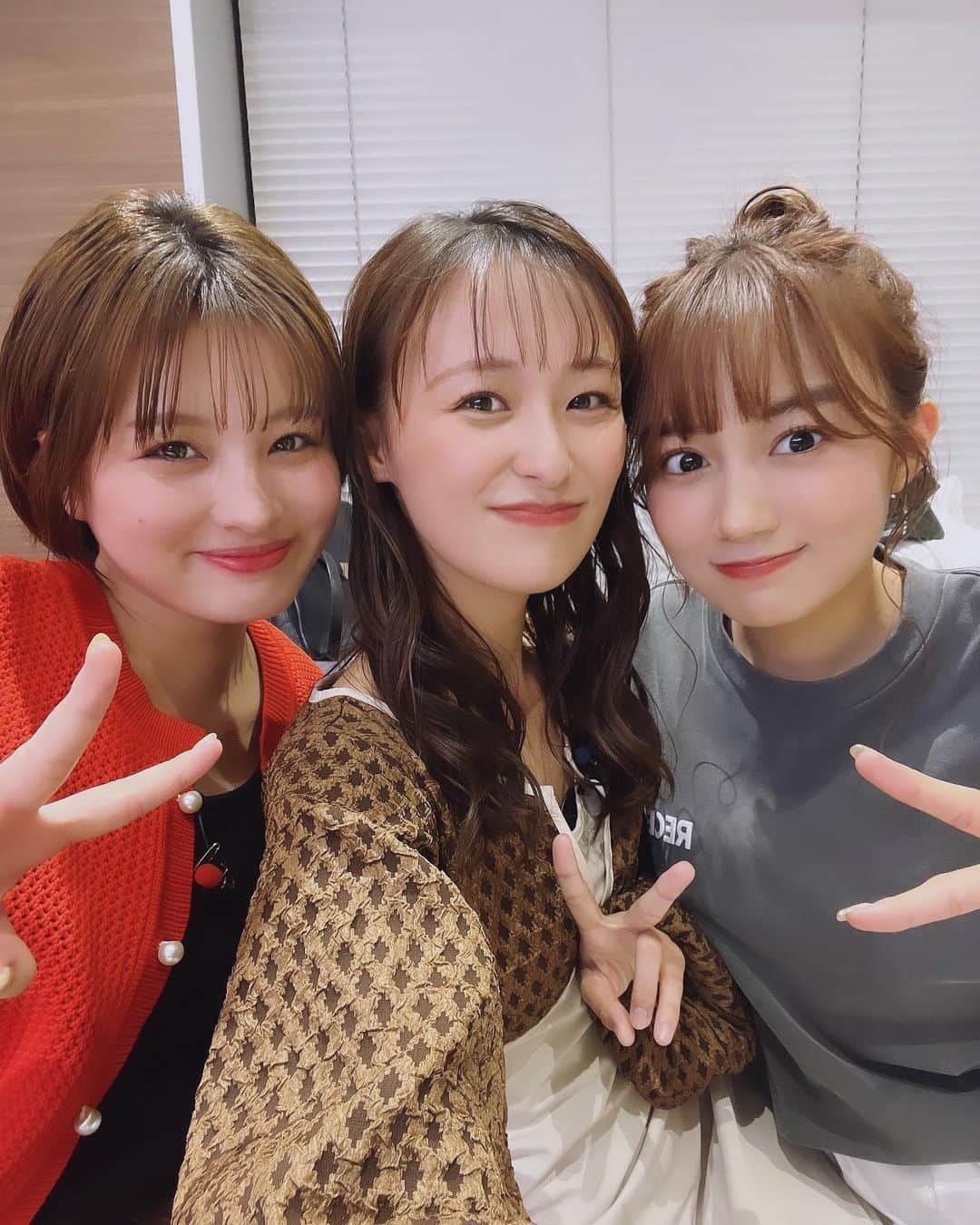 黒木ひかりのインスタグラム：「こんにちは！  この間の収録でのスリーショット😉 きなこちゃん久々会えて嬉しかたぁ！♩」