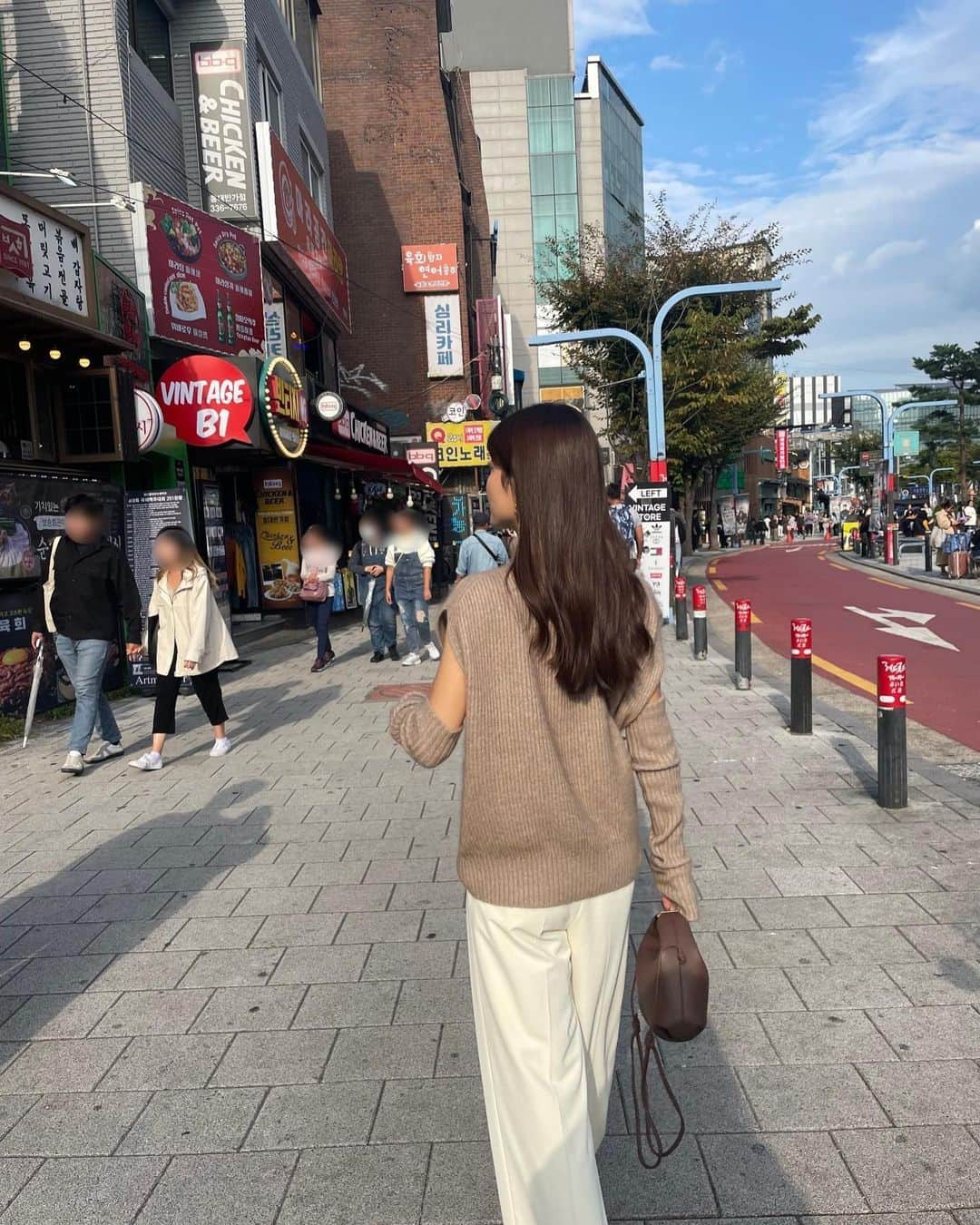 山本里菜のインスタグラム：「. ✈️🇰🇷  今回は홍대へ🤍 この街の活気がすごい！ 圧倒されました😆  気候も過ごしやすくて この季節はいいですね🍂  私服 tops...ánuans pants...FRAY I.D. bag...POLÈNE  #韓国 #弘大 #홍대 #韓国美容 #韓国グルメ  #韓国カフェ」