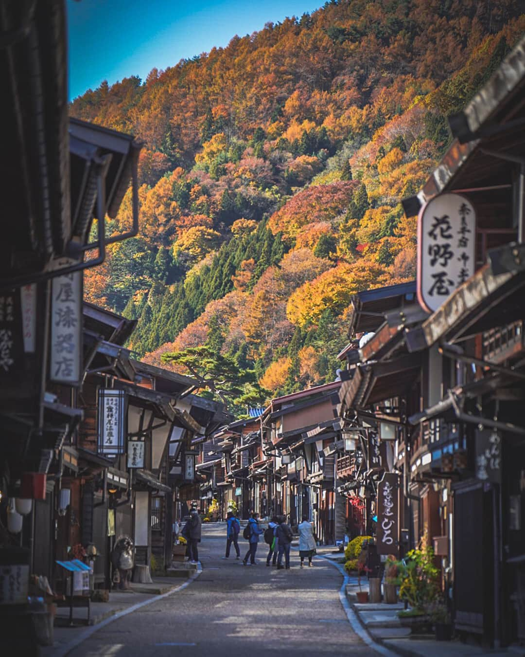 JALのインスタグラム：「. 情緒あふれる街並みから紅葉を望む🍁 長野県 #奈良井宿 より #UncommonOctober . . Photo by @so____phota Post your memories with #FlyJAL  #JapanAirlines #JAL #travel #秋 #日本の秋 #紅葉 #紅葉スポット #自然 #中山道 #街並み #長野 #絶景 #絶景スポット #日本 #日本の絶景 #国内旅行 #旅行 #日本航空」