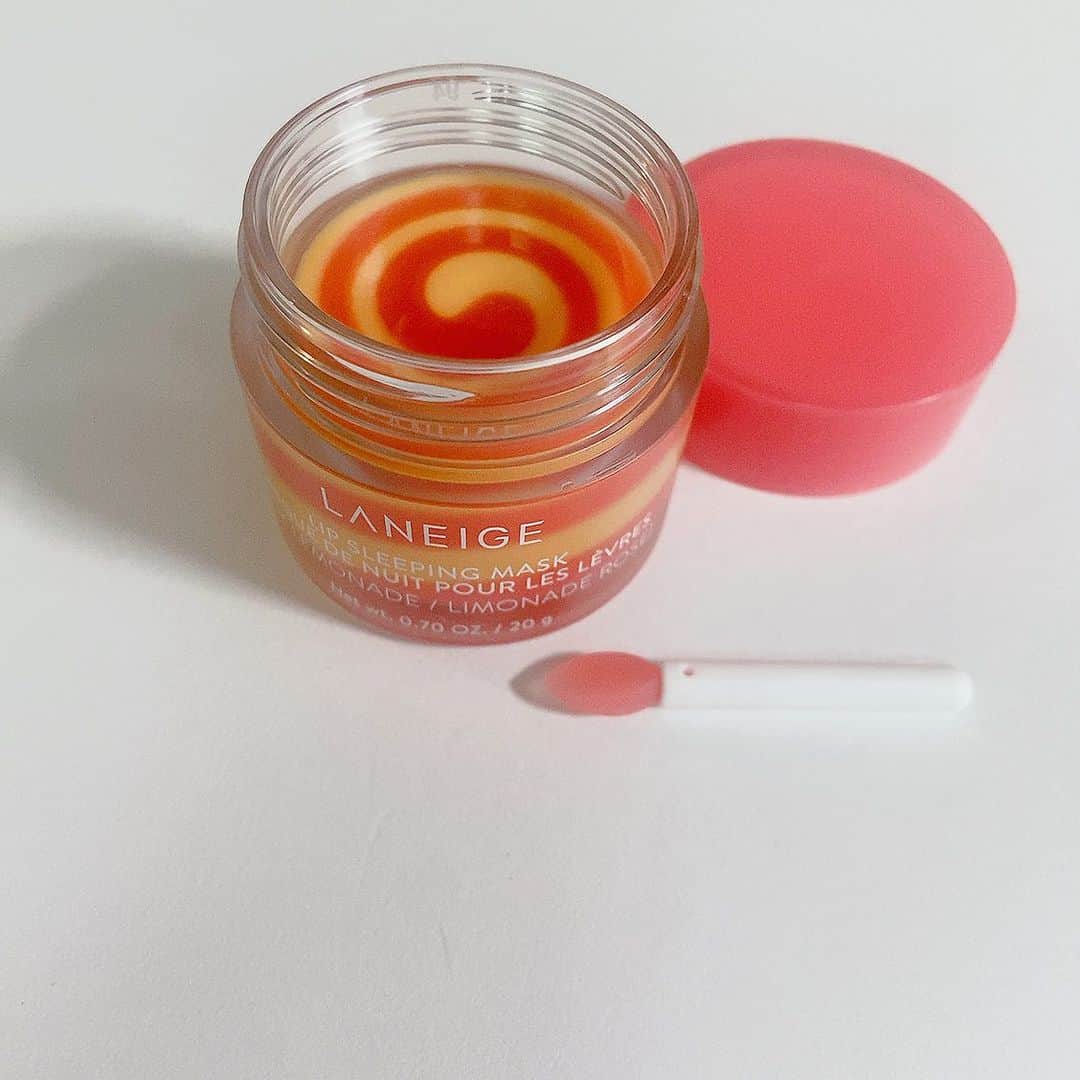 のインスタグラム：「ラネージュ リップスリーピングマスク ピンクレモネード(限定発売 20g 税込2750円)。寝ている間にリップに潤い集中ケアできる唇専用スリーピングマスク。ベリーフルーツコンプレックスやココナツオイルが、ふっくら柔らかでハリのある状態へと導いてくれます。 見た目もキュートでこのスワール状崩したくない〜😅 ベリーとフレッシュレモンフレーバーの香りも甘く切なく心地よいのです。翌日の唇、ぷるぷるです。 #ラネージュ #ラネージュリップスリーピングマスクピンクレモネード #リップケア」