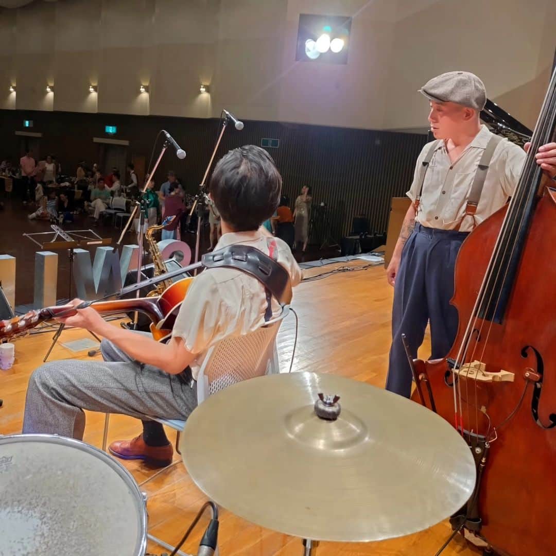 木村おうじ純士さんのインスタグラム写真 - (木村おうじ純士Instagram)「先日は17th Osaka Lindy Exchangeに出演いたしまして、鈴木健司くんのバンドとClap Stomp Swingin'のサポートでドラムを叩きました☺️。 スウィングジャズはダンスと共に発展していった音楽ですので、ダンサーをガン見してグルーヴを頂きながら演奏が出来たのはとても良い経験で勉強になりました。 韓国、ベトナム、アメリカ、アルゼンチン、スコットランドなど、本当にたくさんの国の方々が大阪に集結し、ツボを心得たDJの選曲、イカした生のバンド演奏に合わせて夢中に踊る皆さま、本当にスウィングミュージックが大好きなんだなー、と感心しながら見ておりました。朝の5:00までずっと踊っている方々もおられまして本当に体力すげー、と心から思いました😆！ 海外からの友人もたくさん出来てとても楽しい3日間となりました。 東京からのミュージシャンも多数参加し、たっきー、宮崎くん、上山くんもナイスな演奏を披露してくれはりました。 クラストの皆さん、ケンジ、岡本夫妻、ダンサーの皆さま楽しい時間を本当にありがとうございました！」10月16日 17時25分 - junjioji