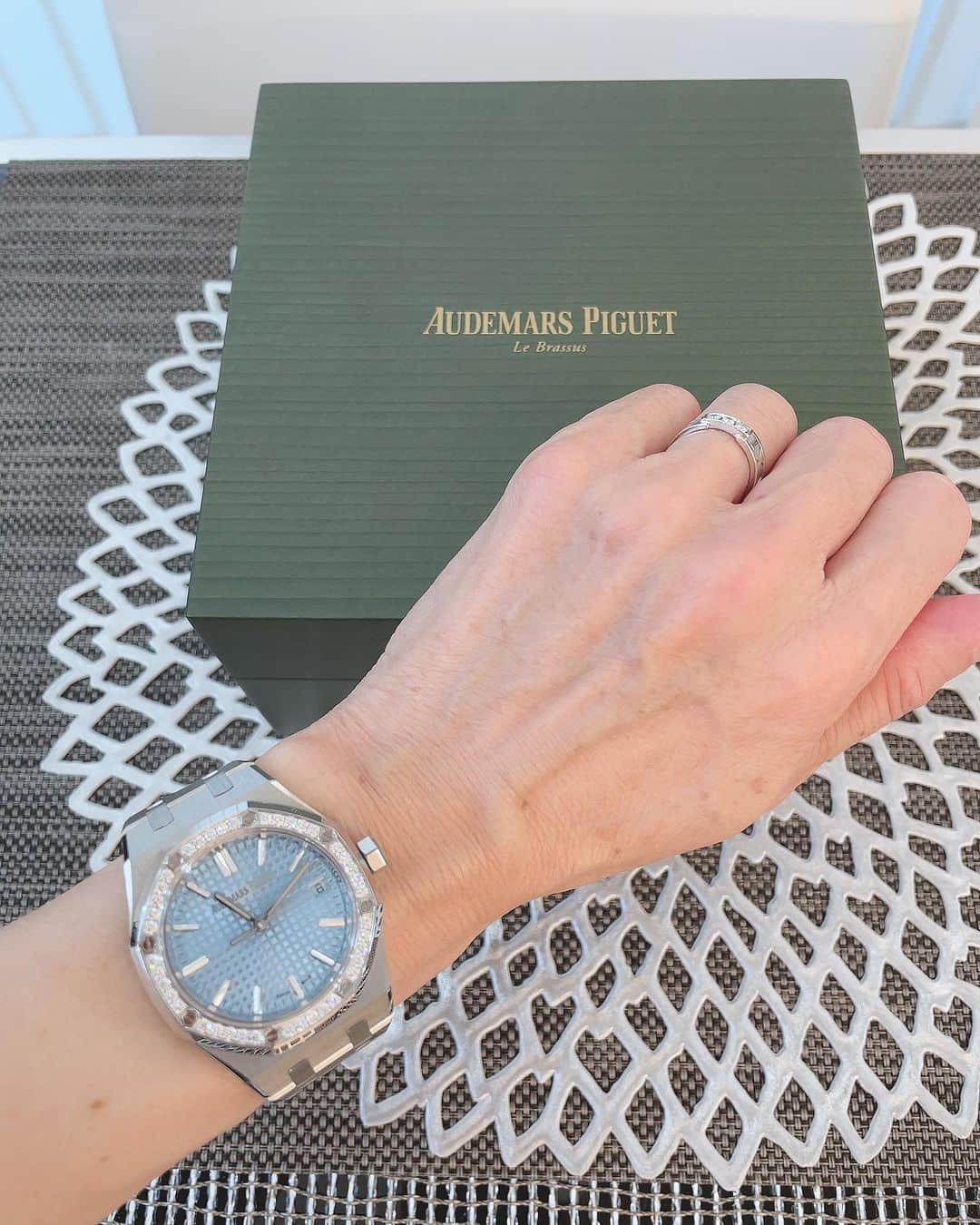 Akiさんのインスタグラム写真 - (AkiInstagram)「お気に入り時計⌚️🤍  ロイヤルオーク オートマティック @audemarspiguet  手に入らないと言われていた新色ライトブルーを担当さまが用意して下さっていました✨  オーダーしてから何と2年4ヶ月待ち🌿  2023年初の時計はAPでした😊  #オーデマピゲ #オーデマピゲロイヤルオーク #ロイヤルオーク#結婚記念日 #結婚記念日プレゼント #腕時計#時計 #時計好きな人と繋がりたい #腕時計好きな人と繋がりたい #時計好き #腕時計好き #世界3大時計  #audemarspiguet #royaloak」10月16日 17時27分 - aki_0624