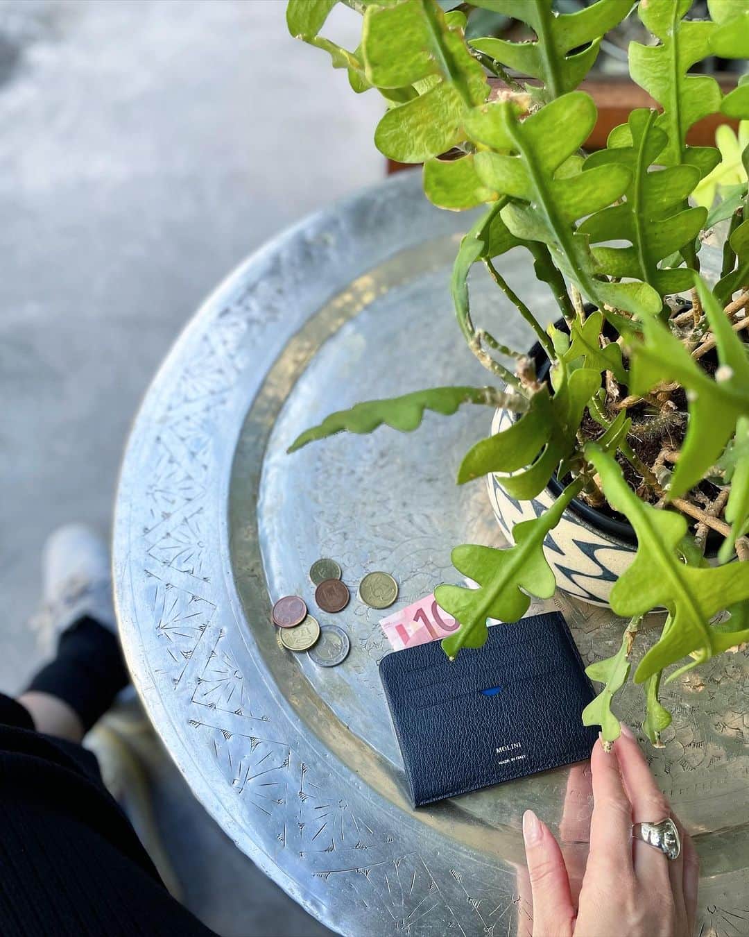 のインスタグラム：「Minimal wallet. ・ ・ ・  息子が選んだフラグメントケースを拝借。笑 カラーもデザインも◎  10/21まで 伊勢丹新宿メンズ館1F レザーグッズ売り場で POP UPが開催されてるよ☺︎  ・ ・ ・ #molini #moliniitaly #PR」