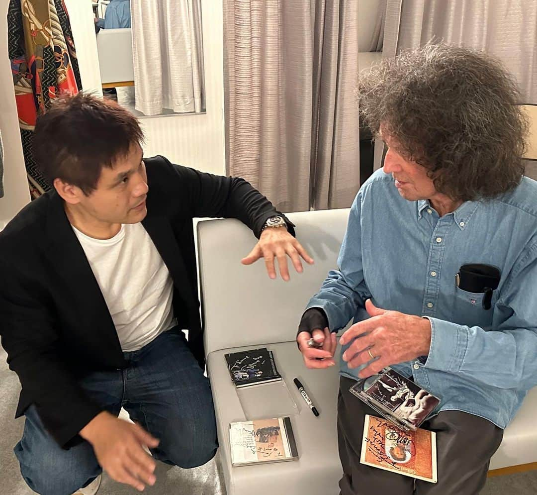 菊田早苗さんのインスタグラム写真 - (菊田早苗Instagram)「ギルバートオサリバン Gilbert O'Sullivan 横浜と葛飾で行われた二日間、音楽少年になりはしゃぎまくった。 素晴らしいLIVEだった。 本人とも久々の再会。 76歳、未だ活動し続ける姿に心打たれる。 この日が今までで一番ゆっくり話せた夜だったかもしれない。2004年にイギリスヨークのLIVEに行ったのをきっかけに、気にかけてもらっている。今回も関係者の皆さまに感謝です！ 今回、アンコールに限り、カメラOKという有り難いLIVEでした。  #Gilbert O'Sullivan #娘Helenさん #皆でガッツポーズ #いつものチームギルバート #ギルバートフリーク杉真理さんとも久々に  ーーーーーーーーーーーー I spent my youth with Gilbert’s bitter sweet melodies. His songs are always part of my life indeed. I really appreciate he is still playing and I can see his live performances. Gilbert is real gifted musician and he works very hard. He never retires and he enjoys music. I really respect and sympathize his pure passion for music and his honest lifestyle.」10月16日 17時28分 - sanae.kikuta