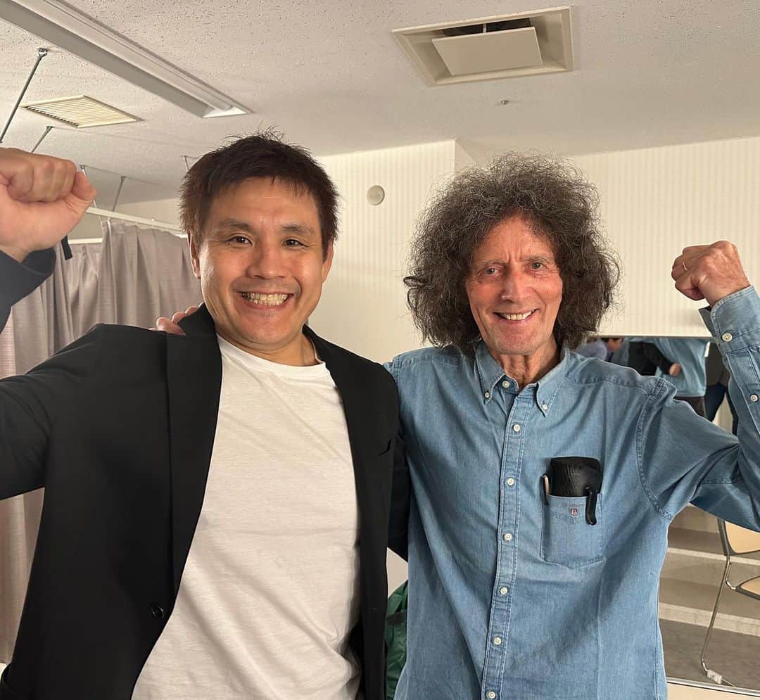 菊田早苗さんのインスタグラム写真 - (菊田早苗Instagram)「ギルバートオサリバン Gilbert O'Sullivan 横浜と葛飾で行われた二日間、音楽少年になりはしゃぎまくった。 素晴らしいLIVEだった。 本人とも久々の再会。 76歳、未だ活動し続ける姿に心打たれる。 この日が今までで一番ゆっくり話せた夜だったかもしれない。2004年にイギリスヨークのLIVEに行ったのをきっかけに、気にかけてもらっている。今回も関係者の皆さまに感謝です！ 今回、アンコールに限り、カメラOKという有り難いLIVEでした。  #Gilbert O'Sullivan #娘Helenさん #皆でガッツポーズ #いつものチームギルバート #ギルバートフリーク杉真理さんとも久々に  ーーーーーーーーーーーー I spent my youth with Gilbert’s bitter sweet melodies. His songs are always part of my life indeed. I really appreciate he is still playing and I can see his live performances. Gilbert is real gifted musician and he works very hard. He never retires and he enjoys music. I really respect and sympathize his pure passion for music and his honest lifestyle.」10月16日 17時28分 - sanae.kikuta