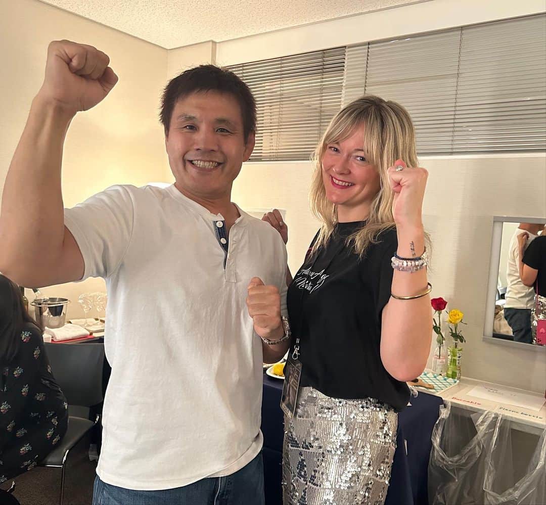 菊田早苗さんのインスタグラム写真 - (菊田早苗Instagram)「ギルバートオサリバン Gilbert O'Sullivan 横浜と葛飾で行われた二日間、音楽少年になりはしゃぎまくった。 素晴らしいLIVEだった。 本人とも久々の再会。 76歳、未だ活動し続ける姿に心打たれる。 この日が今までで一番ゆっくり話せた夜だったかもしれない。2004年にイギリスヨークのLIVEに行ったのをきっかけに、気にかけてもらっている。今回も関係者の皆さまに感謝です！ 今回、アンコールに限り、カメラOKという有り難いLIVEでした。  #Gilbert O'Sullivan #娘Helenさん #皆でガッツポーズ #いつものチームギルバート #ギルバートフリーク杉真理さんとも久々に  ーーーーーーーーーーーー I spent my youth with Gilbert’s bitter sweet melodies. His songs are always part of my life indeed. I really appreciate he is still playing and I can see his live performances. Gilbert is real gifted musician and he works very hard. He never retires and he enjoys music. I really respect and sympathize his pure passion for music and his honest lifestyle.」10月16日 17時28分 - sanae.kikuta