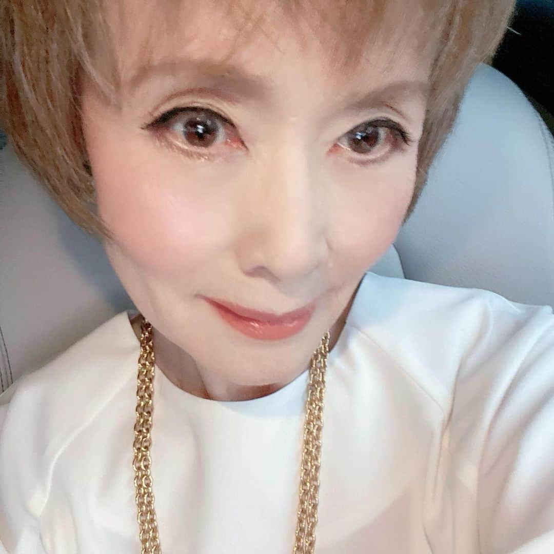小柳ルミ子さんのインスタグラム写真 - (小柳ルミ子Instagram)「【ルミコーデ】  先日 中国飯店でのルミコーデ💕  真っ白な上下🤍 アンコキーヌ🥰  さらっさらで着心地最高😃  ウエストがゴムになっているのですが…それでも大きく 上をINして着てみました👍  アンクルブーツは渋谷109で購入しました👢  夜は冷えますとの予報だったので 大判ストール🧣を巻いて帰宅しました⤴️  アクセサリーは ゴールドのネックレス ゴールドのイヤリング 共に　むかーし昔のCHANELです😆  アンコキーヌ➕CHANEL➕UNIQLOは今の私の❤️マイブーム❤️🥰  ファッションを楽しめるのは 私の健康の証しですね🤗👍  ⠀  #小柳ルミ子 ⠀ #ルミコーデ ⠀ #コーディネート ⠀ #ファッション ⠀ #アンコキーヌ ⠀ #藤島彩子 さん⠀ #chanel ⠀ #ネックレス ⠀ #イヤリング ⠀ #渋谷109 ⠀ #アンクルブーツ ⠀ #健康 ⠀ #バロメーター ⠀ #大好き ⠀ #中国飯店 ⠀ #中華料理 ⠀ #ディナー ⠀ #感謝」10月16日 17時31分 - rumiko_koyanagi