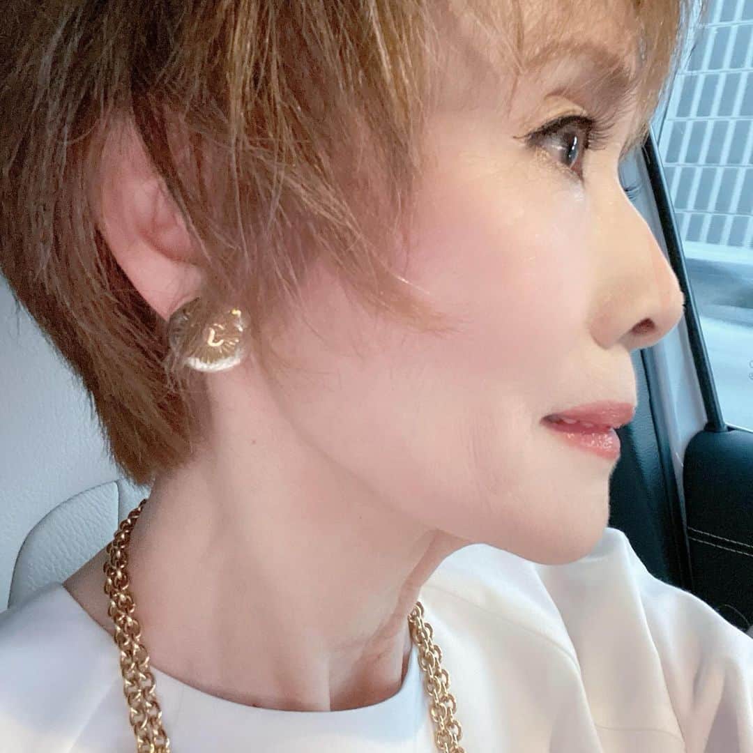 小柳ルミ子さんのインスタグラム写真 - (小柳ルミ子Instagram)「【ルミコーデ】  先日 中国飯店でのルミコーデ💕  真っ白な上下🤍 アンコキーヌ🥰  さらっさらで着心地最高😃  ウエストがゴムになっているのですが…それでも大きく 上をINして着てみました👍  アンクルブーツは渋谷109で購入しました👢  夜は冷えますとの予報だったので 大判ストール🧣を巻いて帰宅しました⤴️  アクセサリーは ゴールドのネックレス ゴールドのイヤリング 共に　むかーし昔のCHANELです😆  アンコキーヌ➕CHANEL➕UNIQLOは今の私の❤️マイブーム❤️🥰  ファッションを楽しめるのは 私の健康の証しですね🤗👍  ⠀  #小柳ルミ子 ⠀ #ルミコーデ ⠀ #コーディネート ⠀ #ファッション ⠀ #アンコキーヌ ⠀ #藤島彩子 さん⠀ #chanel ⠀ #ネックレス ⠀ #イヤリング ⠀ #渋谷109 ⠀ #アンクルブーツ ⠀ #健康 ⠀ #バロメーター ⠀ #大好き ⠀ #中国飯店 ⠀ #中華料理 ⠀ #ディナー ⠀ #感謝」10月16日 17時31分 - rumiko_koyanagi