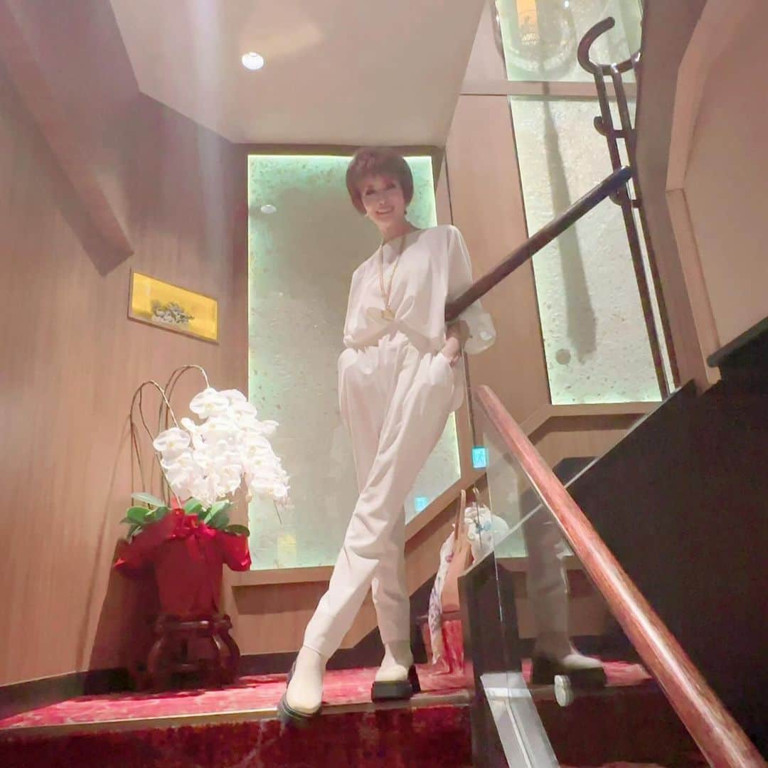 小柳ルミ子さんのインスタグラム写真 - (小柳ルミ子Instagram)「【ルミコーデ】  先日 中国飯店でのルミコーデ💕  真っ白な上下🤍 アンコキーヌ🥰  さらっさらで着心地最高😃  ウエストがゴムになっているのですが…それでも大きく 上をINして着てみました👍  アンクルブーツは渋谷109で購入しました👢  夜は冷えますとの予報だったので 大判ストール🧣を巻いて帰宅しました⤴️  アクセサリーは ゴールドのネックレス ゴールドのイヤリング 共に　むかーし昔のCHANELです😆  アンコキーヌ➕CHANEL➕UNIQLOは今の私の❤️マイブーム❤️🥰  ファッションを楽しめるのは 私の健康の証しですね🤗👍  ⠀  #小柳ルミ子 ⠀ #ルミコーデ ⠀ #コーディネート ⠀ #ファッション ⠀ #アンコキーヌ ⠀ #藤島彩子 さん⠀ #chanel ⠀ #ネックレス ⠀ #イヤリング ⠀ #渋谷109 ⠀ #アンクルブーツ ⠀ #健康 ⠀ #バロメーター ⠀ #大好き ⠀ #中国飯店 ⠀ #中華料理 ⠀ #ディナー ⠀ #感謝」10月16日 17時31分 - rumiko_koyanagi