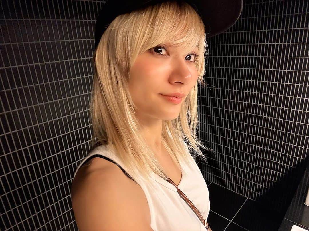 中川友里のインスタグラム：「次髪色どうしよう🫖💭迷う〜🥳」