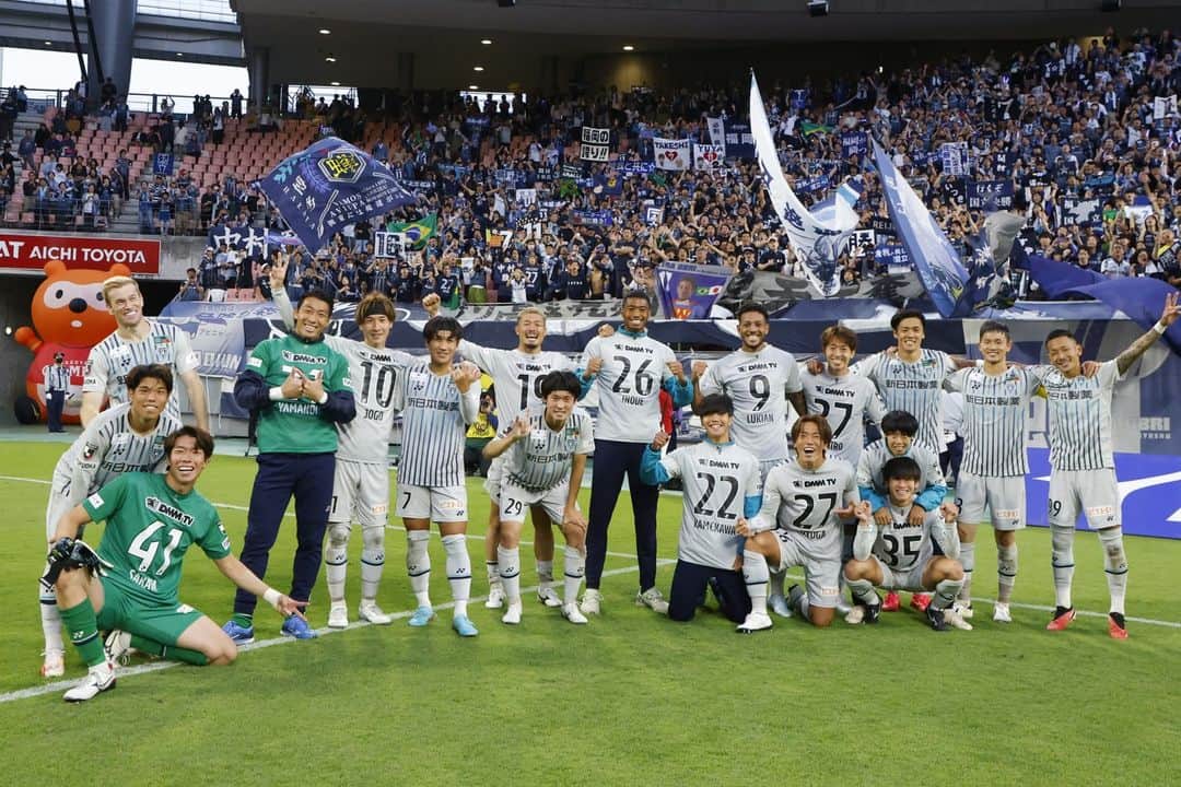 アビスパ福岡のインスタグラム：「#アビスパ福岡 初の決勝進出決定✨ 熱い熱い応援をありがとうございました🔥 試合後の笑顔をお届け📸  決勝は11/4（土）に国立競技場にて開催されます🏟️ クラブ初のタイトルに向けて最後まで力強い応援をよろしくお願いします🔥 ▶️https://avispa.co.jp/news/post-66354  #アビスパ福岡 #J1 #jleague」