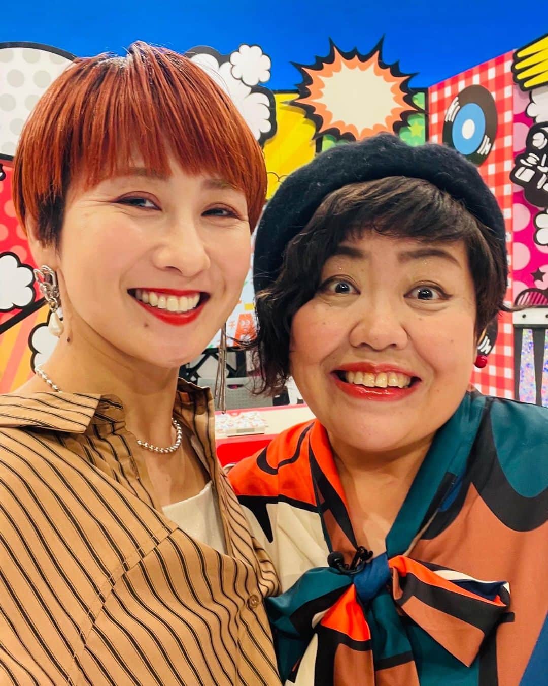 糸数美樹のインスタグラム：「だいすきな泉ぃねーさんがAランチに来てくれました❤️ はっさ、ずっと喋っているさーわたしたちよー。  miemeへのプレゼントも持ってきてくれました🧚✨ ありがとうございます😊  こんどは、コザで会いましょうねー♫  10月22日は与那原でイベントするんですって！ 詳しくは泉さんのインスタみてね🤍 @kishabaizumi」