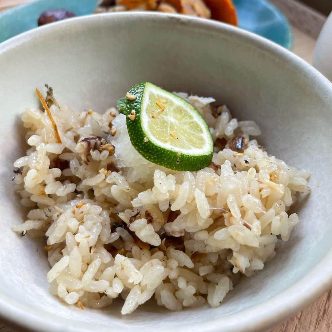 加藤るみさんのインスタグラム写真 - (加藤るみInstagram)「【料理教室】  先日、母と料理教室に行ってきました🍚 初めての料理教室だったので、母を連行😂  @oniyome_kitchen さんにいろいろ教えていただき、秋のメニューを🍂  普段から食べること・作ることが大好きなので🤤 めちゃくちゃ楽しい時間でした❤️ 母と親子で参加できて、良かったです🍽️ 母は調理師免許持っているのと主婦何十年wの経験で、食に関する事はとにかくわたしよりめちゃくちゃ詳しいので🌝 いつも食に関する情報を交換しています🤝  それと、使ってる調味料だったり、どこで手に入るのか？って言う話は本当に貴重な情報で🧐 調味料って、やっぱり一回試してみないとわからないって言うところがあるので、 とっても勉強になりました📖  秋のメニュー🍂  ✔︎自家製干し芋 ✔︎キウイときゅうりのハーブサラダ ✔︎初秋の和風スープ ✔︎さんまの土鍋ご飯 ✔︎無花果と豚肉のロースト  秋の食材を使った料理、どれも美味しかったあ❤️  さんまの土鍋ご飯を食べてから、土鍋のご飯のおいしさに感動しまして🥹 今いちばん欲しいものは土鍋です🍲w  #料理 #料理教室 #オニヨメキッチン」10月16日 12時04分 - rumicinema