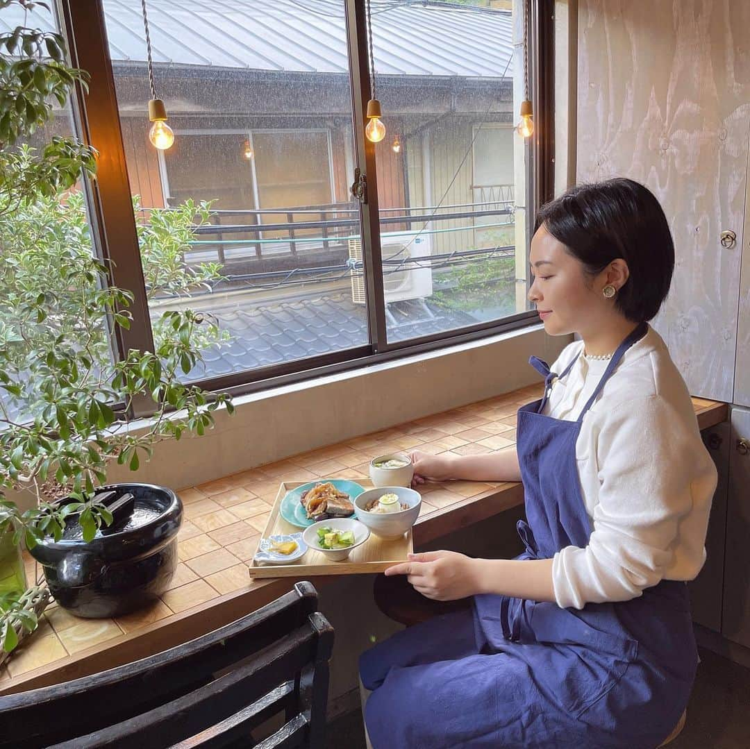 加藤るみさんのインスタグラム写真 - (加藤るみInstagram)「【料理教室】  先日、母と料理教室に行ってきました🍚 初めての料理教室だったので、母を連行😂  @oniyome_kitchen さんにいろいろ教えていただき、秋のメニューを🍂  普段から食べること・作ることが大好きなので🤤 めちゃくちゃ楽しい時間でした❤️ 母と親子で参加できて、良かったです🍽️ 母は調理師免許持っているのと主婦何十年wの経験で、食に関する事はとにかくわたしよりめちゃくちゃ詳しいので🌝 いつも食に関する情報を交換しています🤝  それと、使ってる調味料だったり、どこで手に入るのか？って言う話は本当に貴重な情報で🧐 調味料って、やっぱり一回試してみないとわからないって言うところがあるので、 とっても勉強になりました📖  秋のメニュー🍂  ✔︎自家製干し芋 ✔︎キウイときゅうりのハーブサラダ ✔︎初秋の和風スープ ✔︎さんまの土鍋ご飯 ✔︎無花果と豚肉のロースト  秋の食材を使った料理、どれも美味しかったあ❤️  さんまの土鍋ご飯を食べてから、土鍋のご飯のおいしさに感動しまして🥹 今いちばん欲しいものは土鍋です🍲w  #料理 #料理教室 #オニヨメキッチン」10月16日 12時04分 - rumicinema