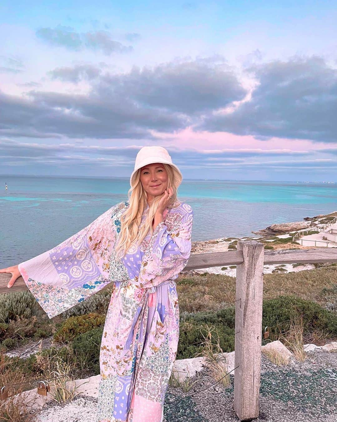 さんのインスタグラム写真 - (Instagram)「Cosy in this pastel perfect robe 💕🩵  Details via link in bio ✨  #bohostyle #mystyle #rottnestisland #perthblogger #styleblog #islandlife」10月16日 12時04分 - gypsylovinlight