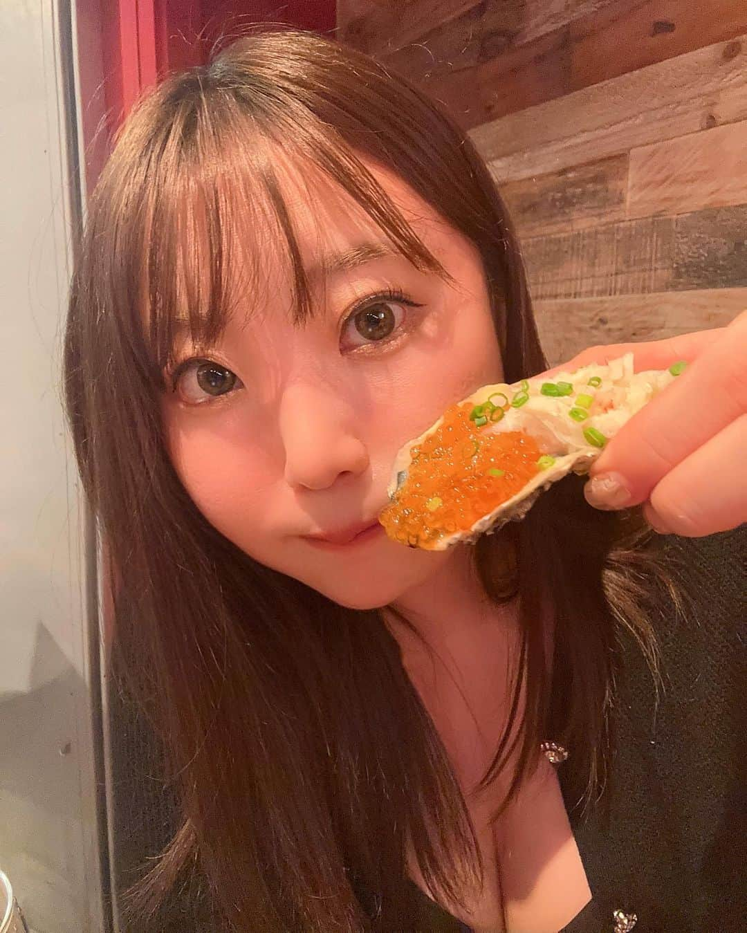 星野めいさんのインスタグラム写真 - (星野めいInstagram)「母と生牡蠣〜〜〜🦪💗💗💗 (@oyster_and_firegrill   なんとテンションあがるビジュアル🥹👏🏻  このプレートひとつでウニもイクラもシュリンプも食べられるの贅沢すぎた🤤  パスタもフィッシュアンドチップスも全部美味しくて楽しい夜でした🌙  福島美味しそうなお店たくさんだったからまた行きたいな☺️  ✔︎ PR #オイスターバー #福島グルメ #牡蠣 #生牡蠣 #シーフードプラッター #梅田グルメ #牡蠣と肉たらしビストロkai  #japangirl」10月16日 12時06分 - pometaaan