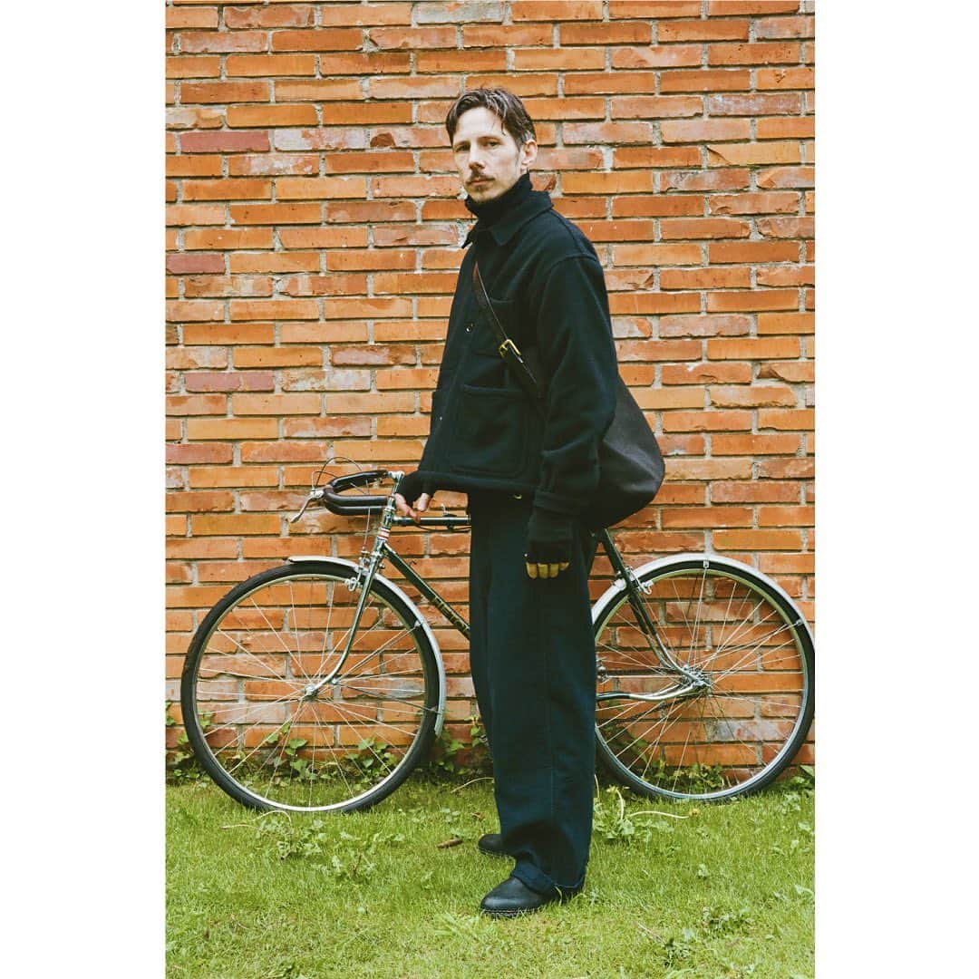 のインスタグラム：「Bshop 2023 AUTUMN & WINTER - SEASON LOOK -  ITEM ------------------------------ JACKET / VETRA 　¥52,800 KNIT / ATOMOFACTORY 　¥44,000 PANTS / VETRA 　¥38,500 BAG / Brady 　¥59,400 GLOVES / Gymphlex 　¥6,050 SHOES / Paraboot　¥81,400 ------------------------------  ▼SEASON LOOKは、HPにて公開中 https://bshop-inc.com/feature/special/seasonlook-23aw/  #bshop #23aw #bshop23aw_seasonlook」