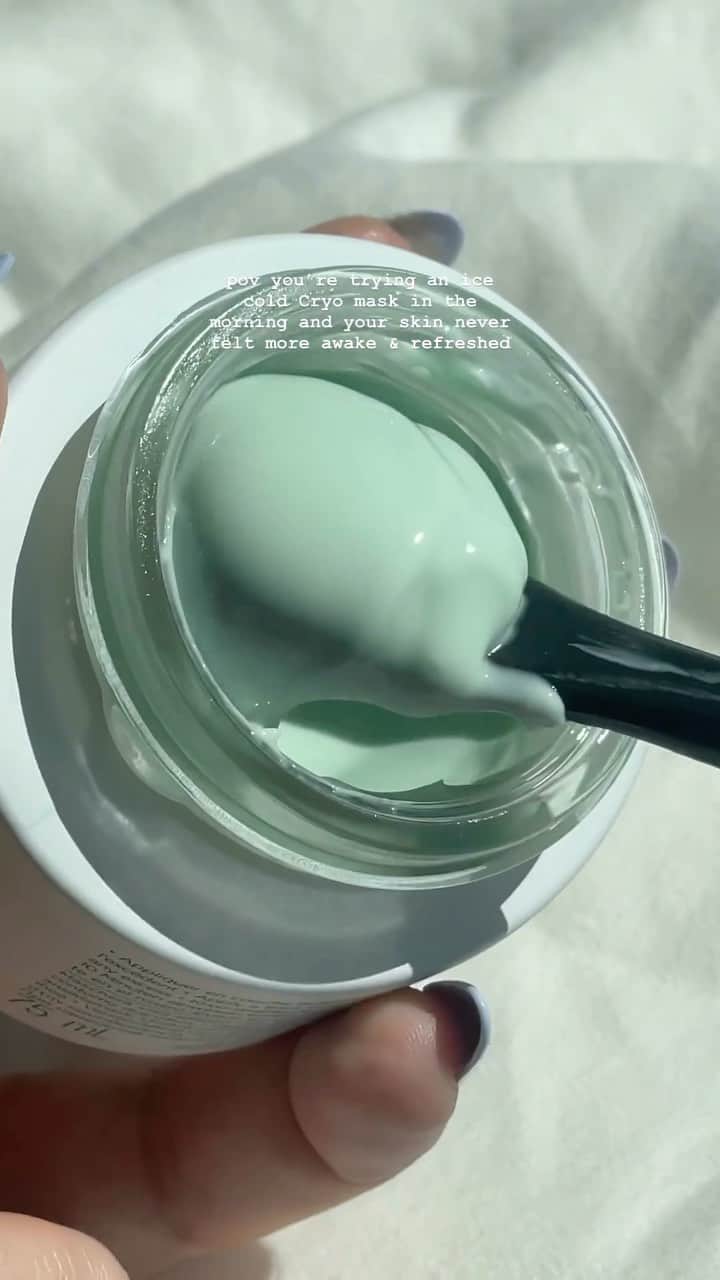 CLARINSのインスタグラム：「Starting the day off with a Cryo-Flash Mask glow ✨  #clarins #cryofacial #cryotherapy #glowyskin #glassskin   🎥: @wineonsilk」