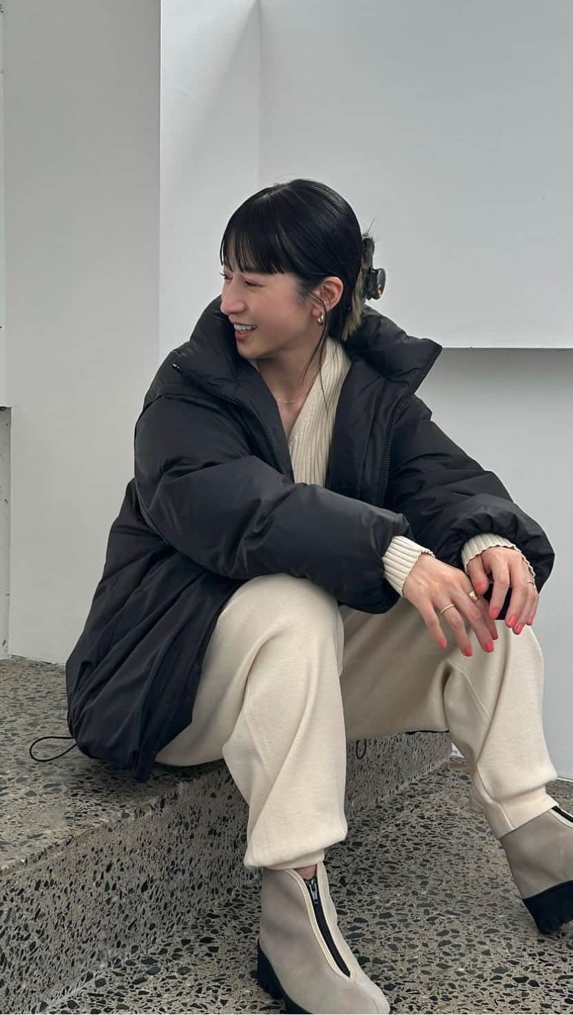 松本恵奈のインスタグラム：「久しぶりの新作LIVEいかがでしたか🥰今日は10月17日(火)と20日(金)の新作アイテムをまとめて紹介しました✨ 明日は先行発売でも人気だったTraditional Weatherwear × CLANE PACKABLE DOWN JACKETがいよいよ一般発売になります♡他にも博多POPUPSTOREでも人気だったオリジナルチェックや、サテンパンツ、私のお気に入りのボアトップスも発売になります♡  10月17日(火) ■ Traditional Weatherwear × CLANE PACKABLE DOWN JACKET ■ CHAIN CHECK ONEPIECE ■ CHAIN CHECK SHIRT  10月20日(金) ■ SATIN SLACKS PANTS ■ BULKY LINE BOA TOPS ■ V NECK LOOSE KNIT ONEPIECE ■ COMFORTABLE CREW TOPS ■ COMFORTABLE TURTLE TOPS  今回のインスタライブの他に10月発売のオススメアイテムをまとめて紹介した1ヶ月LIVEもアーカイブに残してあるので、ぜひ合わせてチェックしてみてください🍀  ENA158cm  #clane #新作」