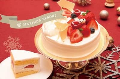 【公式】ホテルマリノアリゾート福岡のインスタグラム：「今年もホテルマリノアリゾート福岡の🎂クリスマスケーキの販売予約受付中です✨ ぜひ大切な人と素敵なクリスマスをお過ごしください🌲  ■ガトーシャンティーフレーズ　4,700円（税込） コクのあるカスタードクリームと生クリームのハーモニーがあまおう いちごの酸味と旨味を引き立てます。ふんわり柔らかいくちどけは お子様にもおすすめです。  ■ノエルショコラ　4,700円（税込） ヴァローナ社のチョコレートを贅沢に使った濃厚なチョコレートクリームに、 フランボワーズのコンフィチュールの酸味、ピスタチオのムースや プラリネなど目にも食感にも楽しめるチョコレートケーキです。  ■ホテル特製シュトレン　2,500円（税込） シュトレンは、ドイツ発のクリスマス定番のお菓子です。 シュトレンの生地にはドライフルーツやナッツが練りこまれ、 表面には佐藤がまぶされています。 たっぷりのバターと一緒に練りこんで焼いた長細い形をした 菓子パンでずっしりと重くて日持ちするのが特徴。 12月に入ってから、うすくスライスして少しずつ食べて、 クリスマスまでに食べ終わるのが定番な食べ方です。  クリスマスケーキ、シュトレンは、 真心込めて一つ一つ丁寧にお作りさせていただきます😌  ▶︎ご予約はTOPページより公式HPにて TEL 092-895-5511 @marinoa_resort_fukuoka  #ホテルマリノアリゾート福岡 #マリノアリゾート #リゾート #福岡グルメ #福岡ランチ #福岡観光 #リゾートホテル #旅行好きな人と繋がりたい #女子会ランチ #マリノアシティ #マリノアシティ福岡 #福岡レストラン #福岡カフェ #福岡スイーツ #福岡市西区 #ホテルスイーツ #クリスマス #糸島 #福岡イベント #クリスマスイベント #避密の旅 #クリスマスケーキ2023」