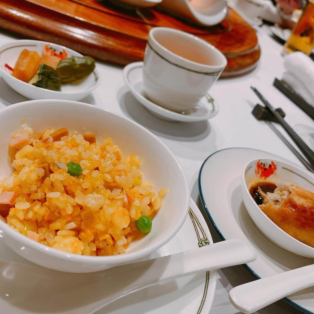 小柳ルミ子さんのインスタグラム写真 - (小柳ルミ子Instagram)「【中国飯店】ディナー🍽️  私の大好物ばかり 贅沢なディナーでした🥰💕  デビュー当時から 約50年通っています‼️  メニューにはない餃子も 1個だけ注文しました🥟  北京ダックも…全て美味しかったなぁー😋‼️  西さん ご馳走様でした🥰🙏  次はフグ🐡⁉️本当ですかぁー⁉️ 嬉しーい‼️楽しみにしています🤗  大好物な美味しい物を頂ける健康に 心から感謝です🥰🙏  ⠀  #小柳ルミ子 ⠀ #中国飯店 ⠀ #中華料理 ⠀ #ディナー ⠀ #北京ダック ⠀ #餃子 ⠀ #美味しい ⠀ #大好物 ⠀ #大好き ⠀ #藤島彩子 さん⠀ #アンコキーヌ ⠀ #chanel ⠀ #ファッション ⠀ #白 ⠀ #ゴールド ⠀ #健康 ⠀ #感謝 ⠀ #ご馳走様でした」10月16日 12時12分 - rumiko_koyanagi