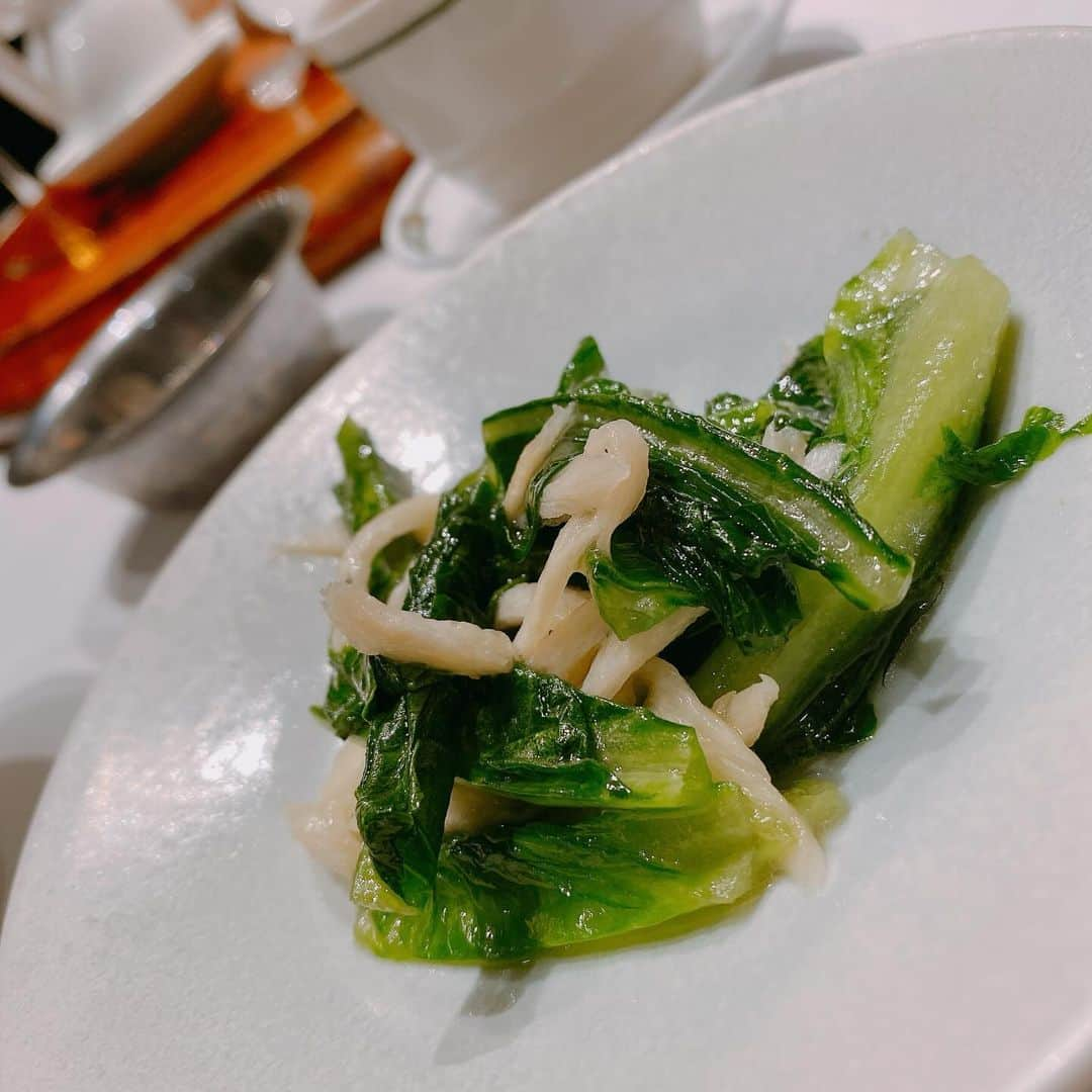 小柳ルミ子さんのインスタグラム写真 - (小柳ルミ子Instagram)「【中国飯店】ディナー🍽️  私の大好物ばかり 贅沢なディナーでした🥰💕  デビュー当時から 約50年通っています‼️  メニューにはない餃子も 1個だけ注文しました🥟  北京ダックも…全て美味しかったなぁー😋‼️  西さん ご馳走様でした🥰🙏  次はフグ🐡⁉️本当ですかぁー⁉️ 嬉しーい‼️楽しみにしています🤗  大好物な美味しい物を頂ける健康に 心から感謝です🥰🙏  ⠀  #小柳ルミ子 ⠀ #中国飯店 ⠀ #中華料理 ⠀ #ディナー ⠀ #北京ダック ⠀ #餃子 ⠀ #美味しい ⠀ #大好物 ⠀ #大好き ⠀ #藤島彩子 さん⠀ #アンコキーヌ ⠀ #chanel ⠀ #ファッション ⠀ #白 ⠀ #ゴールド ⠀ #健康 ⠀ #感謝 ⠀ #ご馳走様でした」10月16日 12時12分 - rumiko_koyanagi