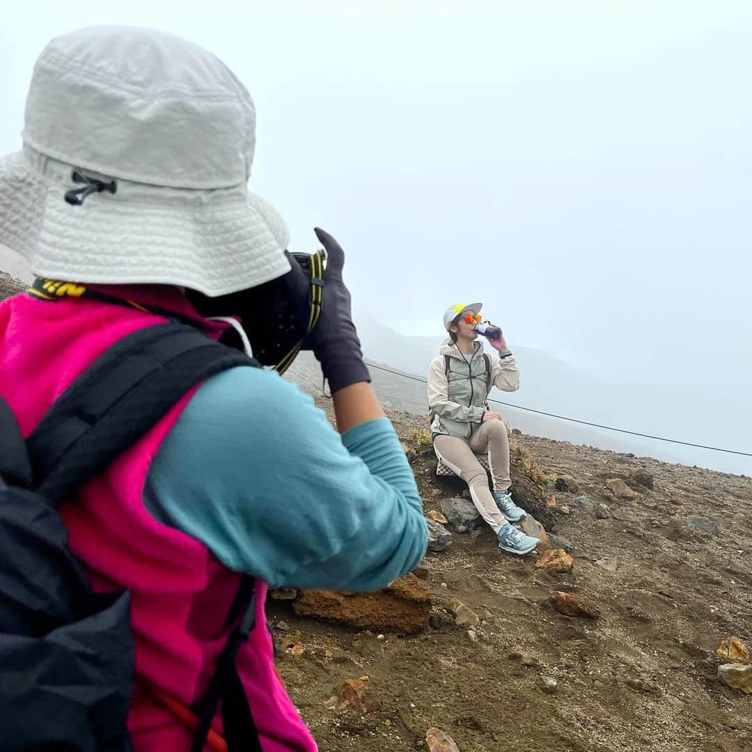 廣松叶子さんのインスタグラム写真 - (廣松叶子Instagram)「⁡ ＊ 文藝春秋CREA(@crea_magazine)連載記事 「心と体を解放するトレッキング旅」にて エディターさんとライターさんの女子3人で #日本百名山 の那須連山#茶臼岳 へ人生初の #トレッキング に挑戦しました⛰️ ⁡ プライベートでは#アウトドア な趣味ゼロで 超インドアな私が#山 を楽しめるかな…？と オファー頂いた時から不安だったのですが、 ディレクターさんをはじめライターさん、 スタイリストさんなど撮影クルーには #山登り の先輩が大勢いらっしゃったので、 先輩方に楽しさやコツを教えてもらいながらの とても贅沢なトレッキングデビューでした🥰 ⁡ 下山後は牧場でソフトクリームをいただいたり、 足湯を楽しんだりと楽しい時間を過ごせました。 ウェアも可愛いので新たな趣味になりそう🧸💓 詳しくはCREA webをご覧ください。 ⁡ photo📷@__kiccho__ styling👕@nagateryx text✒️ @hirano_cham  driection⛰️ @gyota ・@inomushi75 ⁡ 🍦#森林の牧場 @shinrinno  ♨️#那須温泉神社 #こんばいろの湯  ⁡ ＜廣松#ootd＞ 🧥44,000円・👕8,250円 👖25,300円・🧢5,500円  @peakperformancejapan  ⁡ 🎒27,500円　@klattermusen_japan  🥾22,000円 @altrarunning_japan 🕶️34,210円 @oakleyjapan ⌚️53,680円 @suuntojapan ☕️7,425円　@stanley_jp  ⁡ ⁡--- #登山#山#トレッキング初心者  #那須塩原　#山登り初心者  #山登り好きな人と繋がりたい #登山ファッション #登山コーデ  #登山部 #登山女子 #山スタグラム」10月16日 12時26分 - hiromatsu_kanako
