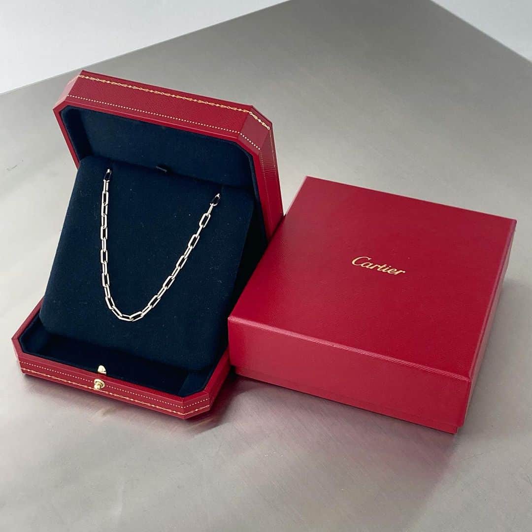 のインスタグラム：「. 《 Cartier 》  MODEL : サントス 22inch ⁡ －－－－－－－－－－ー－－－－－－－－－－－－－－  商品の詳細につきましてはDM、又はお電話にてお問い合わせ下さい。 ⁡ DMやお電話からの郵送販売も可能です。 ⁡ ショッピングローンなど各種お支払い方法もご用意しておりますのでご相談下さい。 ⁡ International shipping is available. Please contact us though DM. ⁡ ⁡ 〈RINKAN SHIBUYA〉 TEL：03-5458-3050 LINE ID：@283swjhf」