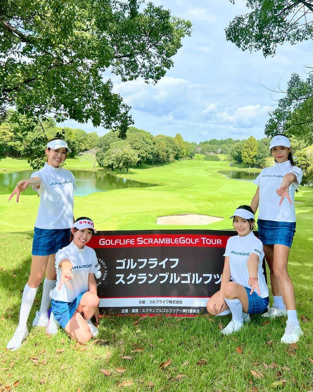 あやのさんのインスタグラム写真 - (あやのInstagram)「ゴルフライフ スクランブルゴルフツアー⛳️  チームぎゃるず @sakuyako_golf  @nana_golf  @minaaachin   前半は上手く噛み合わず 後半はめちゃくちゃ噛み合った💓 14番の15yのイーグルパットが カウントバックに入ってきて 本当にギリギリの予選通過🥹💦  関東決勝に向けて調整頑張ります‼️  ウエアは　@junandrope  で 揃えました✨ 青のスカートに青ラインの👕 とってもさわやかに目立ってて きゃわかった☺️☺️  みんなもお揃いでチーム戦でてみてね❤️ @golflife_sgt   #golf#golfwear #golflife #golfgirls #ゴルフ#ゴルフウェア #ゴルフライフ#スクランブルツアー」10月16日 12時20分 - _ayano_golf