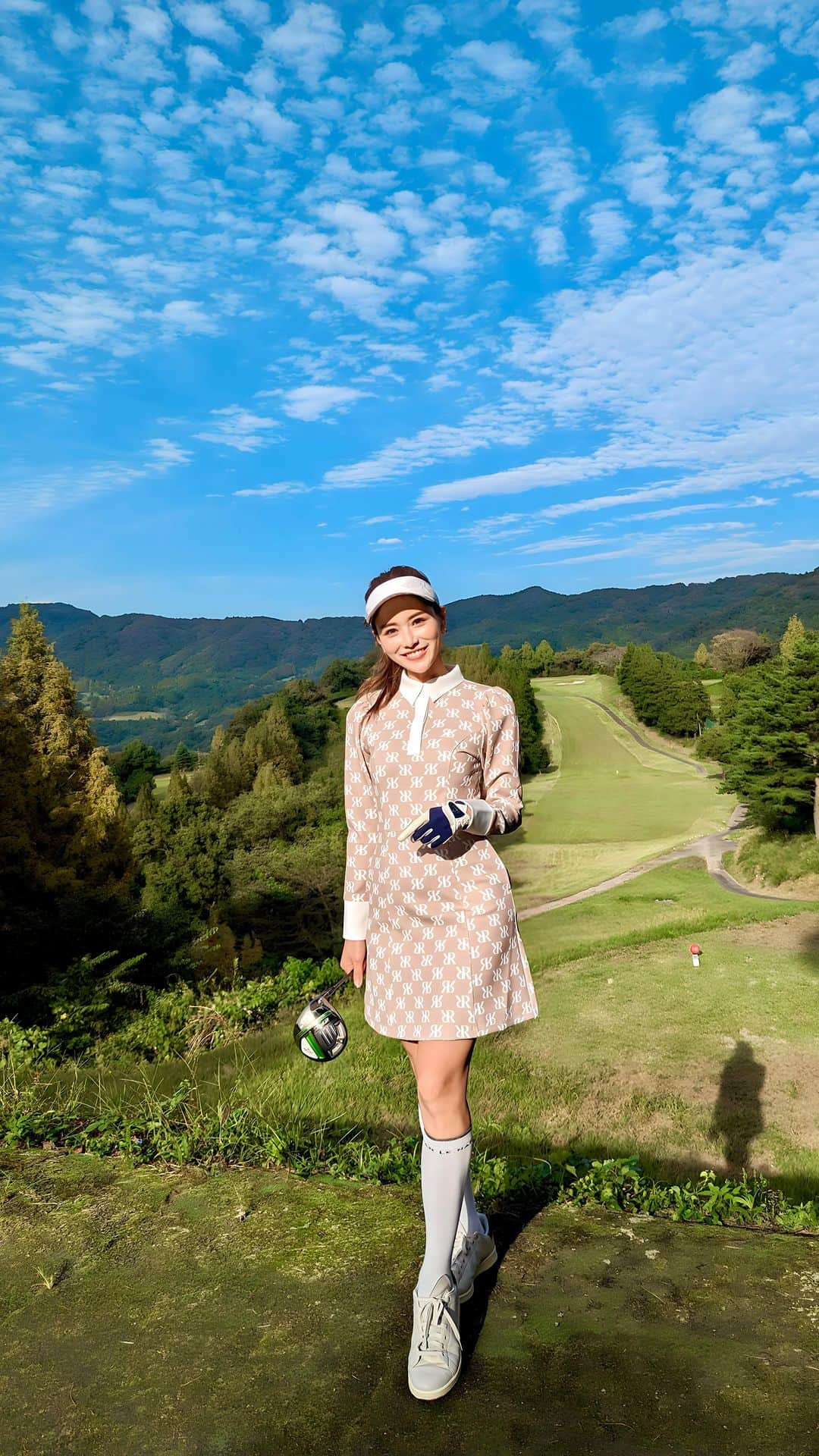 のインスタグラム：「週末は @hole37.glamping でグランピングとサウナとゴルフを楽しみに🥰♥️ . つくば国際カントリークラブでゴルフしてきたよ⛳️✨ 山の中で打ち下ろしや打ち上げを楽しめる緑豊かなゴルフ場！なんとHole37に泊まると15時から16時半まで自由に貸切ゴルフを楽しめるの！ アプローチ練習するのもよし、打ち直しもよし、自由なエンジョイゴルフを楽しめておすすめ💓 . コーデは @rienda_golf です⛳️ . #ゴルフ #ゴルフ女子 #riendastyle #rienda #riendagolf #ゴルフコーデ #ゴルフウェア #秋ゴルフ #つくば国際カントリークラブ #茨城ゴルフ #ゴルフ場 #グランピング #サウナ #サウナ女子  #sauna #glamping」