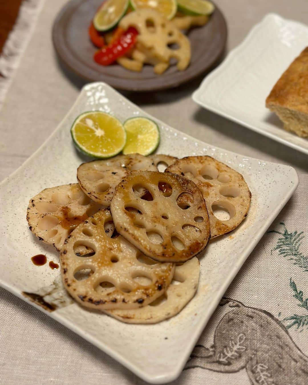 のインスタグラム：「誠子食堂インスタLIVE みなさんご来店ありがとうございました。  旬のお野菜を食べると身体に良いし元気になります。 「どうやってメニューを決めますか？」という質問をたくさん頂いたので、お答えします。  私は八百屋さんに行って、並んでる旬の野菜だったり、美味しそうな野菜を見て考えます。  2.3周ぐるぐるします。  その中から冷蔵庫にあるもんとかで組み合わせて、メニューを決めます。  根菜は冷えやむくみにも良いので、秋冬はいっぱい食べたいです🙊🍁  #誠子食堂 #蓮根」