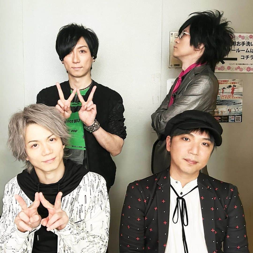 高井淳のインスタグラム：「WAVE限定GIG 「CASE OF ウェイ部」OSAKA MUSE ありがとうございました！ 思い出写真と、母の卵焼き☺︎  一枚目は「W」を作ってみた。 引き続き、コントラストを高めるかの如く 鳴らしていきます。 押忍！！」