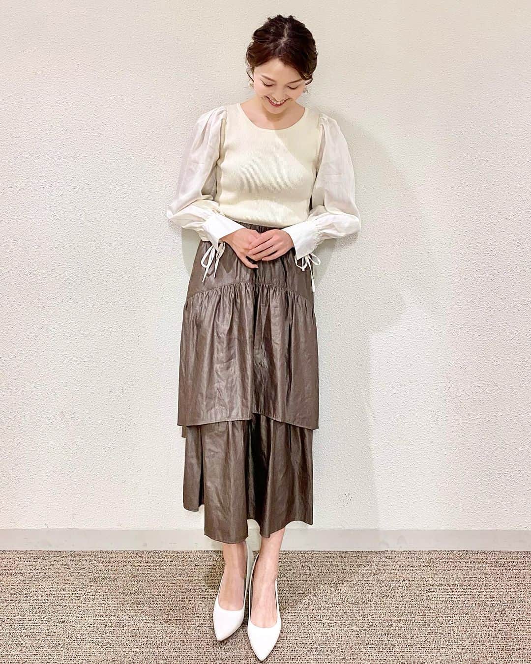 のインスタグラム：「過ごしやすいお天気で 気持ちがいいですねーっ！🌞  おなかすいたなぁ🤤 お昼ごはん、何を食べましたか？  今日も #よじごじDays ぜひご覧ください！  skirt #barohoma」
