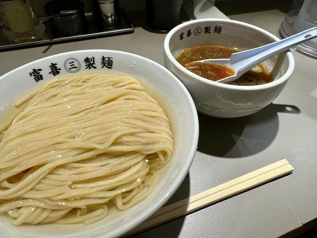 まえちゃんねるのインスタグラム：「今日のランチは、鰹昆布水のどごし生麺（1,300円）食べ方の手順があり、めっちゃ美味い😋高いけど並んだ甲斐があった😆  #ランチ #今日のランチ #鰹昆布水 #のどごし生麺 #富喜製麺研究所 #行列 #つけ麺 #美味い」