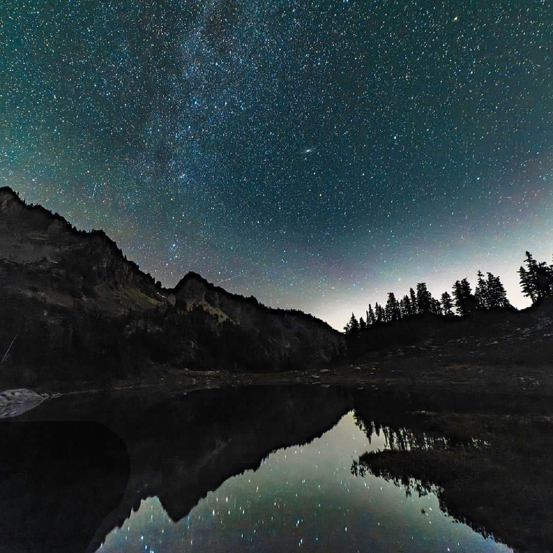 GORE-TEX Products JPのインスタグラム：「美しい光を灯す山間の夜。  Mountain Tech：Harry Christensen  #goretex #ゴアテックス #星空 #夜空 #夜景」