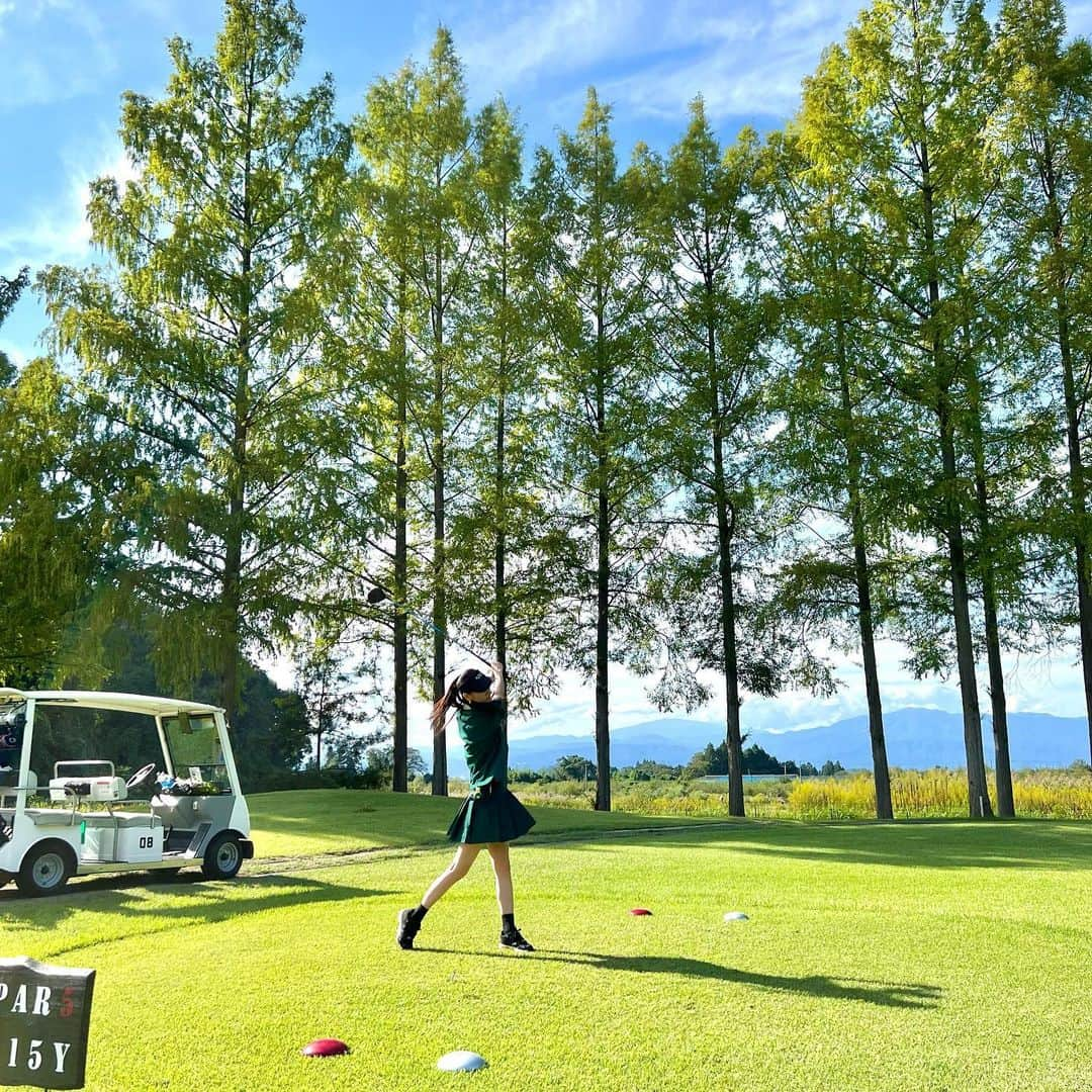 葛岡碧さんのインスタグラム写真 - (葛岡碧Instagram)「ゴルフ⛳️✨  一年ぶりにハーフですが、実家に帰ったタイミングで、 東北のゴルフ場に行ってきました🏌️‍♀️  練習もせずにボロボロだろうと思ったら、 43でまわれました‥😳!! 腰が安定したのかしら🫢  でも次の日の朝は、いたたたた〜の全身筋肉痛でした🫠 体力も筋力も落ちている証拠ですね。そりゃそうだ😅 こんなに歩いたのも久しぶり、、、 でも、楽しめました♪  ハーフの2時間半、両親に見ててもらい感謝です👶🏻❤︎  #葛岡碧GOLF」10月16日 12時37分 - midori_kuzuoka