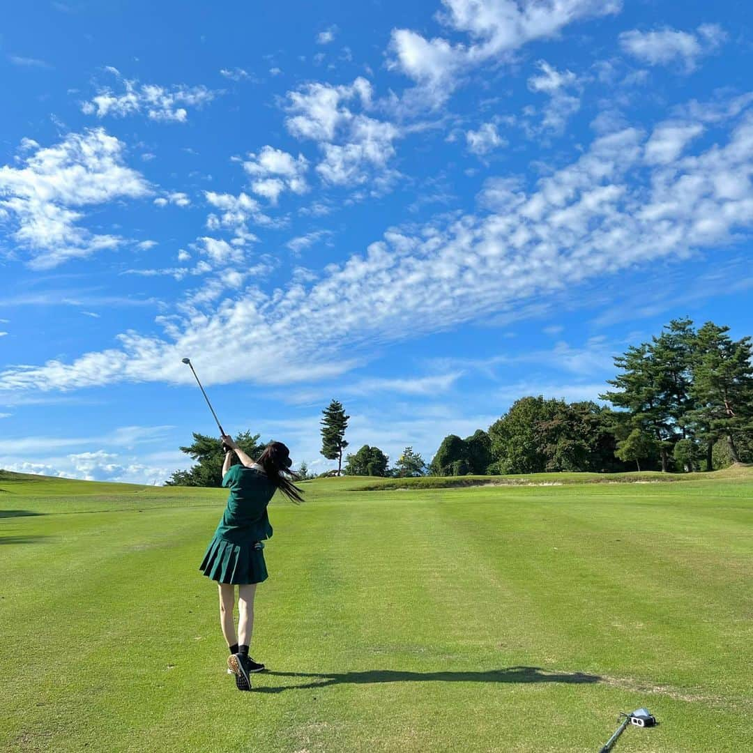 葛岡碧さんのインスタグラム写真 - (葛岡碧Instagram)「ゴルフ⛳️✨  一年ぶりにハーフですが、実家に帰ったタイミングで、 東北のゴルフ場に行ってきました🏌️‍♀️  練習もせずにボロボロだろうと思ったら、 43でまわれました‥😳!! 腰が安定したのかしら🫢  でも次の日の朝は、いたたたた〜の全身筋肉痛でした🫠 体力も筋力も落ちている証拠ですね。そりゃそうだ😅 こんなに歩いたのも久しぶり、、、 でも、楽しめました♪  ハーフの2時間半、両親に見ててもらい感謝です👶🏻❤︎  #葛岡碧GOLF」10月16日 12時37分 - midori_kuzuoka