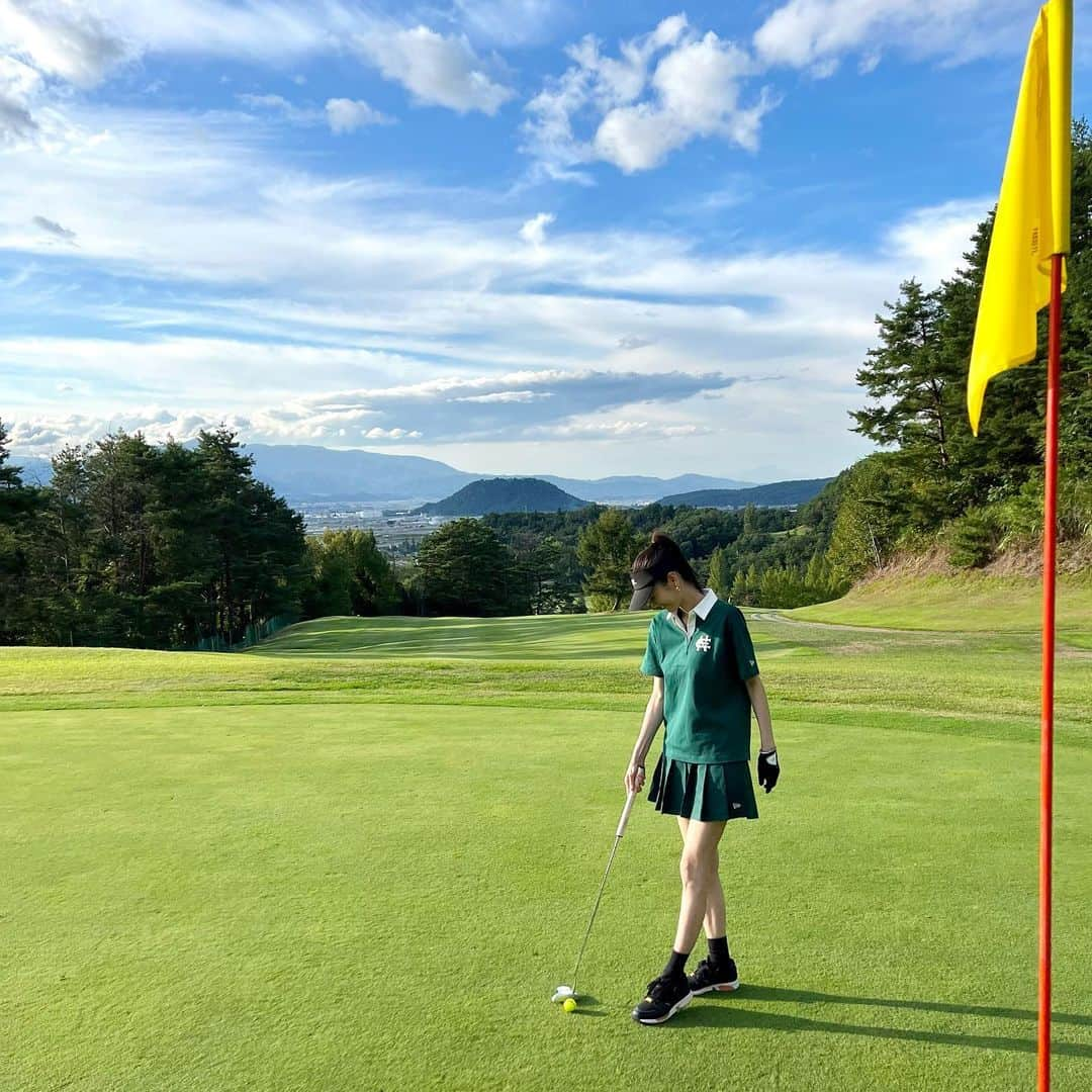 葛岡碧さんのインスタグラム写真 - (葛岡碧Instagram)「ゴルフ⛳️✨  一年ぶりにハーフですが、実家に帰ったタイミングで、 東北のゴルフ場に行ってきました🏌️‍♀️  練習もせずにボロボロだろうと思ったら、 43でまわれました‥😳!! 腰が安定したのかしら🫢  でも次の日の朝は、いたたたた〜の全身筋肉痛でした🫠 体力も筋力も落ちている証拠ですね。そりゃそうだ😅 こんなに歩いたのも久しぶり、、、 でも、楽しめました♪  ハーフの2時間半、両親に見ててもらい感謝です👶🏻❤︎  #葛岡碧GOLF」10月16日 12時37分 - midori_kuzuoka