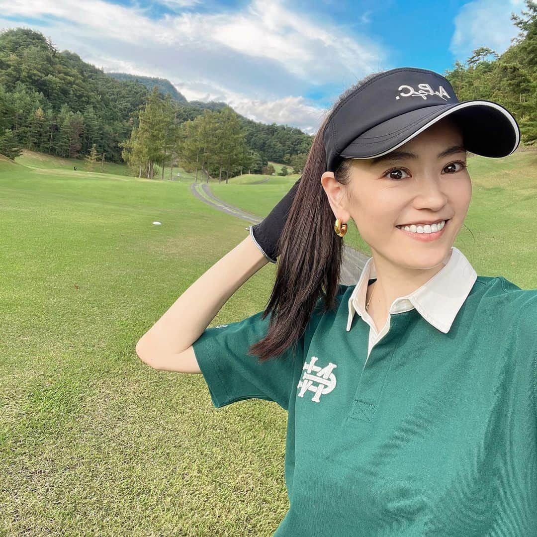 葛岡碧さんのインスタグラム写真 - (葛岡碧Instagram)「ゴルフ⛳️✨  一年ぶりにハーフですが、実家に帰ったタイミングで、 東北のゴルフ場に行ってきました🏌️‍♀️  練習もせずにボロボロだろうと思ったら、 43でまわれました‥😳!! 腰が安定したのかしら🫢  でも次の日の朝は、いたたたた〜の全身筋肉痛でした🫠 体力も筋力も落ちている証拠ですね。そりゃそうだ😅 こんなに歩いたのも久しぶり、、、 でも、楽しめました♪  ハーフの2時間半、両親に見ててもらい感謝です👶🏻❤︎  #葛岡碧GOLF」10月16日 12時37分 - midori_kuzuoka