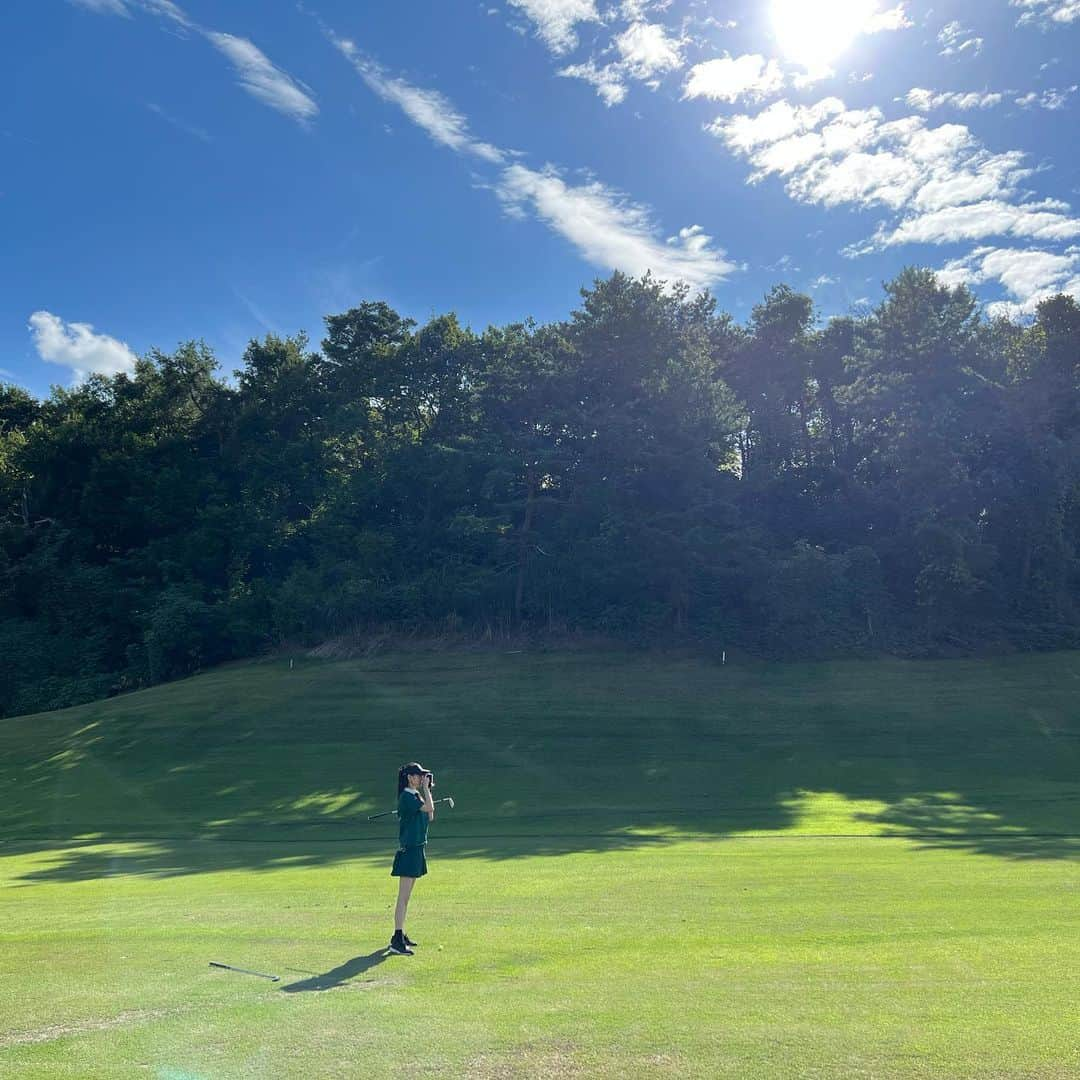 葛岡碧さんのインスタグラム写真 - (葛岡碧Instagram)「ゴルフ⛳️✨  一年ぶりにハーフですが、実家に帰ったタイミングで、 東北のゴルフ場に行ってきました🏌️‍♀️  練習もせずにボロボロだろうと思ったら、 43でまわれました‥😳!! 腰が安定したのかしら🫢  でも次の日の朝は、いたたたた〜の全身筋肉痛でした🫠 体力も筋力も落ちている証拠ですね。そりゃそうだ😅 こんなに歩いたのも久しぶり、、、 でも、楽しめました♪  ハーフの2時間半、両親に見ててもらい感謝です👶🏻❤︎  #葛岡碧GOLF」10月16日 12時37分 - midori_kuzuoka