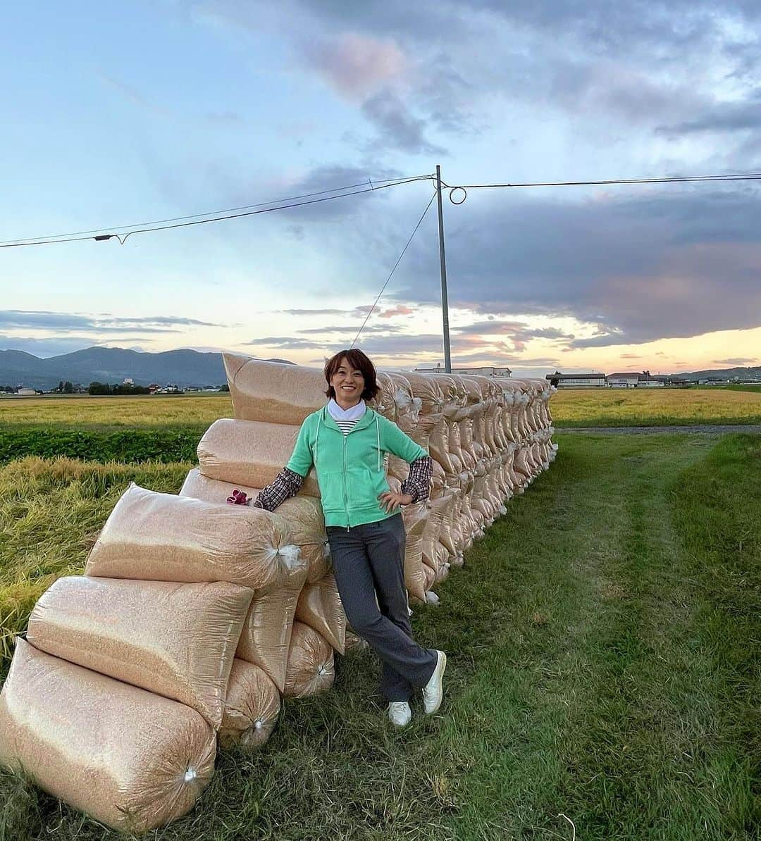 住吉美紀さんのインスタグラム写真 - (住吉美紀Instagram)「種まきから出荷までフルで手伝っている #岩手 の義理実家のお米が、等級検査の結果、今年も全量「#一等米」と認定されたと、今しがた義父から連絡が来た‼️稲管理が大変だった猛暑を越えて…お義父さん、すごい👏😃 誇らしい🌾  そんなうちのお米を、今週の #BlueOcean で、通称「住吉米」と呼んでいただき、リスナーにプレゼント中。毎日10キロを３名様に。なんだか親戚に恒例のご挨拶のお米を送るような、こそばゆく温かな気持ち。   家族で作業の合間に初炊きして試食もしたが、 新米の香りとつやつや感、口に入れた瞬間のプリプリ感ともちもち感がたまらない。 これこそ自然の恵みである。 作る側の気持ちがわかるようになったここ数年、 胸を張っておすすめできること、 いろんな方に「美味しい」って食べていただけることが、ほんとうにうれしい。  Baseショップ miavato.theshop.jp  でも新米お買い求めいただけます。 @miavato_coffee_and_nikubar」10月16日 12時38分 - miki_sumiyoshi