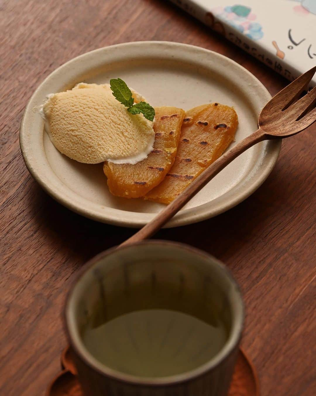 めがねとかもめと北欧暮らしのインスタグラム：「過去一美味しい干し芋🍠  芋好き女が食べ比べした結果.... 1番美味しいと思った干し芋がコレ！😳  3年前に買って以来 毎年リピートしてるよ！👌  詳しくはブログに書いたので ぜひ読んでもらえたら嬉しいです😊  @mi1341  ←プロフィールのURLか ストーリーズからブログへ飛べます。  #めがねとかもめと北欧暮らし#干し芋#芋#芋スイーツ#おうちカフェ#おうち時間#トースターで焼くとさらに美味しい#楽天roomに載せてます#茨城県#茨城グルメ#茨城県グルメ ・ ・」