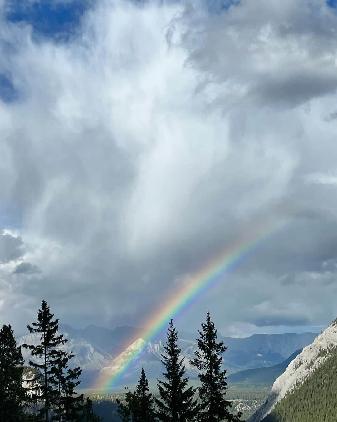 森戸知沙希のインスタグラム：「🌈☁️☀️🌥️ 　 　  　 　 旅行の時大体雨。のち、みれる虹。 やっぱ雨女かな、、、笑   　 I could see rainbow🌈  I always bring rain 🌧️lol 　   #canada #カナダ #カナダ留学 #留学生活」