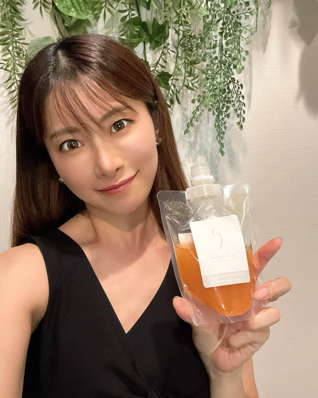 畑中香澄さんのインスタグラム写真 - (畑中香澄Instagram)「＼ クーポンコードあり ／  カラダの調子を整えたくて初のファスティングに挑戦🔥 家で簡単にできてしかも美味しいなんて、！！  ミシュラン店出身の料理人さんが作ったMENUで、保存料、白砂糖、人工甘味料、着色料、香料不使用！  準備食〜復食まで揃ってるポーラ・オルビスホールディングスのファスティングプログラム"Remo-Fas"が優秀すぎる🥹🥹  プログラムは1DAY、3DAYS、5DAYSの3種類から選べるんだけど、今回私は集中して成果を出したかったから3DAYSプログラム🔥  LINEナビがスタートからゴールまで最適なタイミングで指示してくれて、まるで先生がついてるみたい！！  ファスティングで身体も休まって、コンディションが整った気がする✨ なによりメンタルもリフレッシュされた感がすごい、！！  達成感もハンパないし、身体が軽くなった気がする🌿  育児と仕事でなかなかセルフケアすることが難しかったけど、そんな中でも短期集中で心も身体もすっきりできてよかった🤍  今回フォロワーさんに限定クーポンも用意していただいたので、気になる方は是非お得に！美味しく！ファスティングしてみてください😋  -------------------- 🔻クーポンコード   KasumiSP1000 🔻有効期限 　2023年10月26日 23:59 --------------------  セット内容も書いておくので参考にしてくださいね☺️  ▼3DAYSプログラム[48Hファスティング].. 税込¥21,600  《セット内容》 ・プラントベーススープ:1個 ・プラントベースミール:1個 ・コールドプレスジュース:9個 ・スッキリダイコン:1個 ・ウメ&ミソ:1個 . . . #正直レビュー #ファスティング #クレンズ #Remo-Fas #リモファス #美活 #ダイエット #エイジングケア #健康食 #美容 #断食 #ファスティング3日間チャレンジ #ファスティング結果 #PR #fastingdiet #fastingfood #remofas」10月16日 12時52分 - djkasumi_jpn